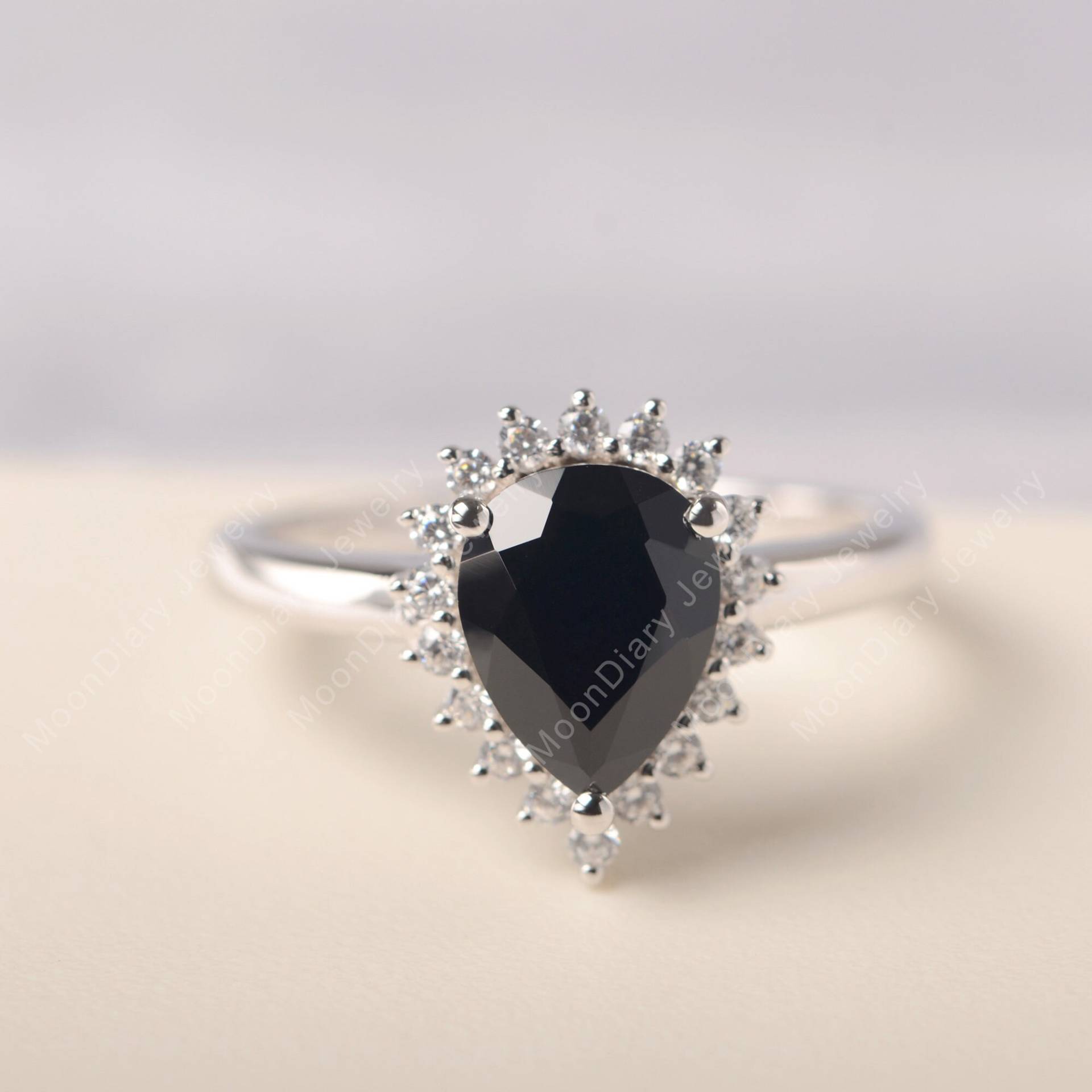 Vintage Art Deco Natürliche Schwarze Spinell Versprechen Ring Handgemachte Einzigartige Birne Geschnitten Schwarzen Edelstein Halo Silber von MoonDiaryJewelry