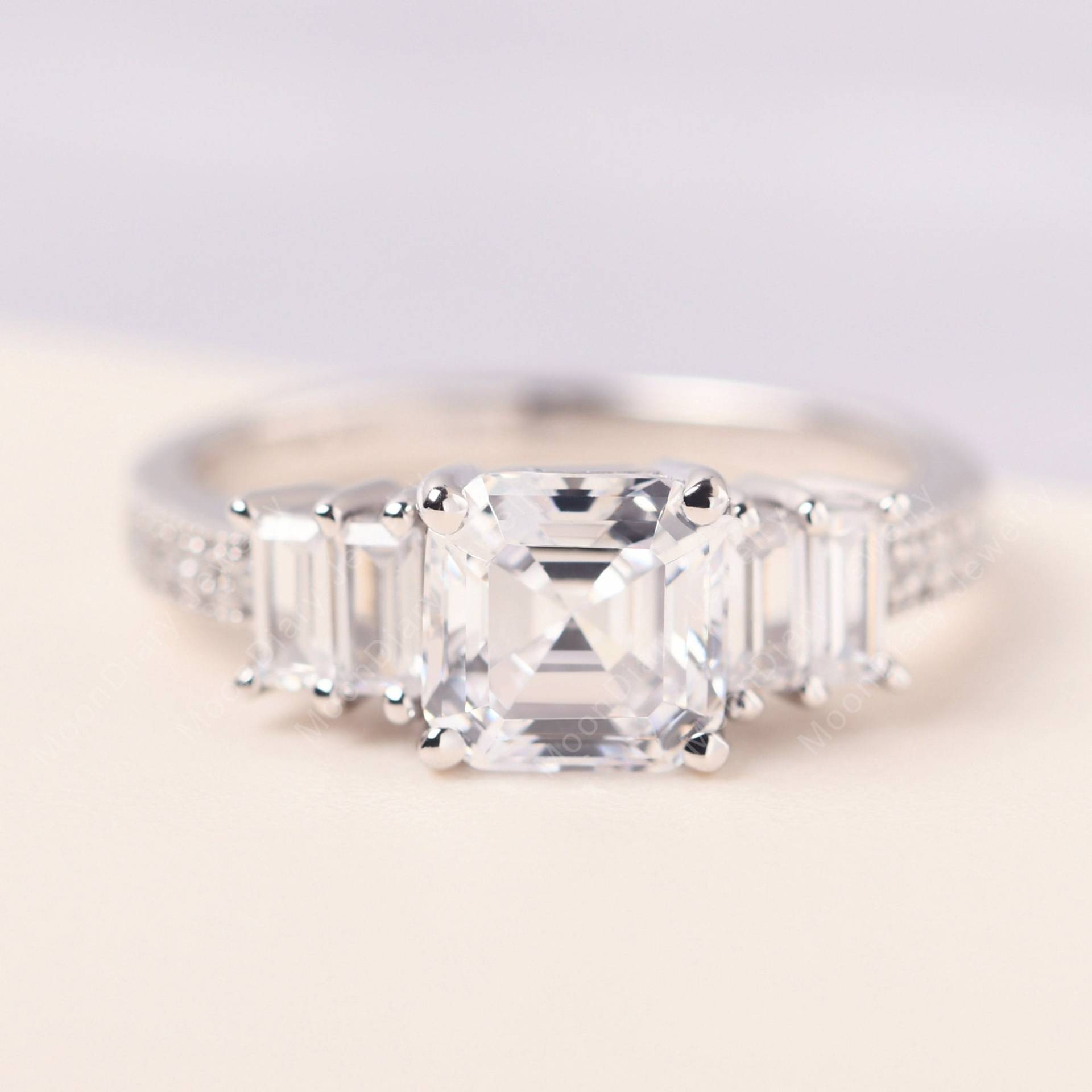 Vintage Asscher Schnitt Cz Verlobungsring 14K Weißgold Benutzerdefinierte Zirkonia Versprechensring Vintage Asscher Schnitt Cz Verlobungsring 14K Weißgold Benutzerdefinierte Zirkonia Versprechensring von MoonDiaryJewelry