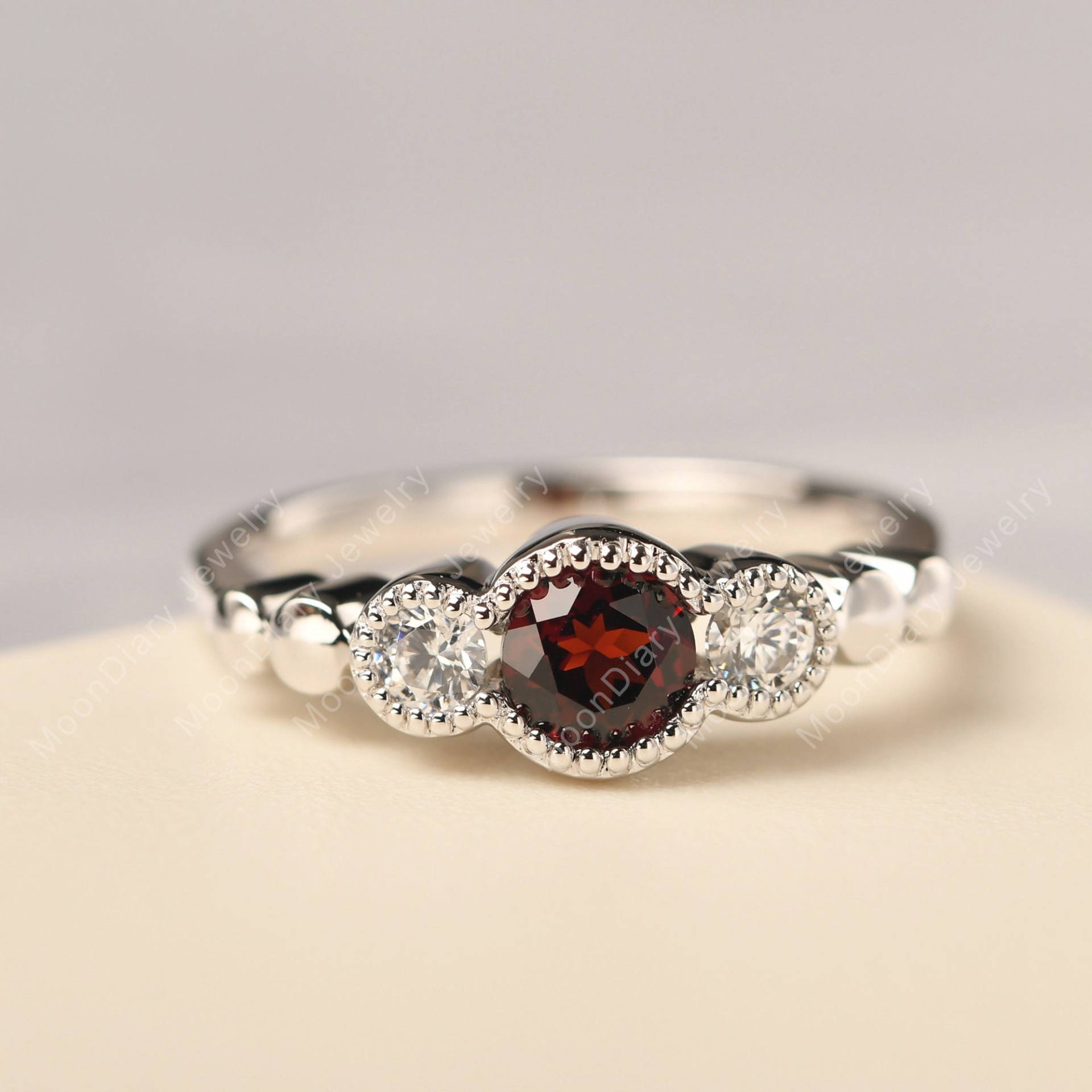 Vintage Milgrain Ring Natürliche Granat Brautring 14K Weißgold Runden Schnitt Drei Stein Januar Geburtsstein Vintage Milgrain Ring Natürliche Granat Brautring 14K Weißgold Runden Schnitt Drei Stein Januar Geburtsstein von MoonDiaryJewelry