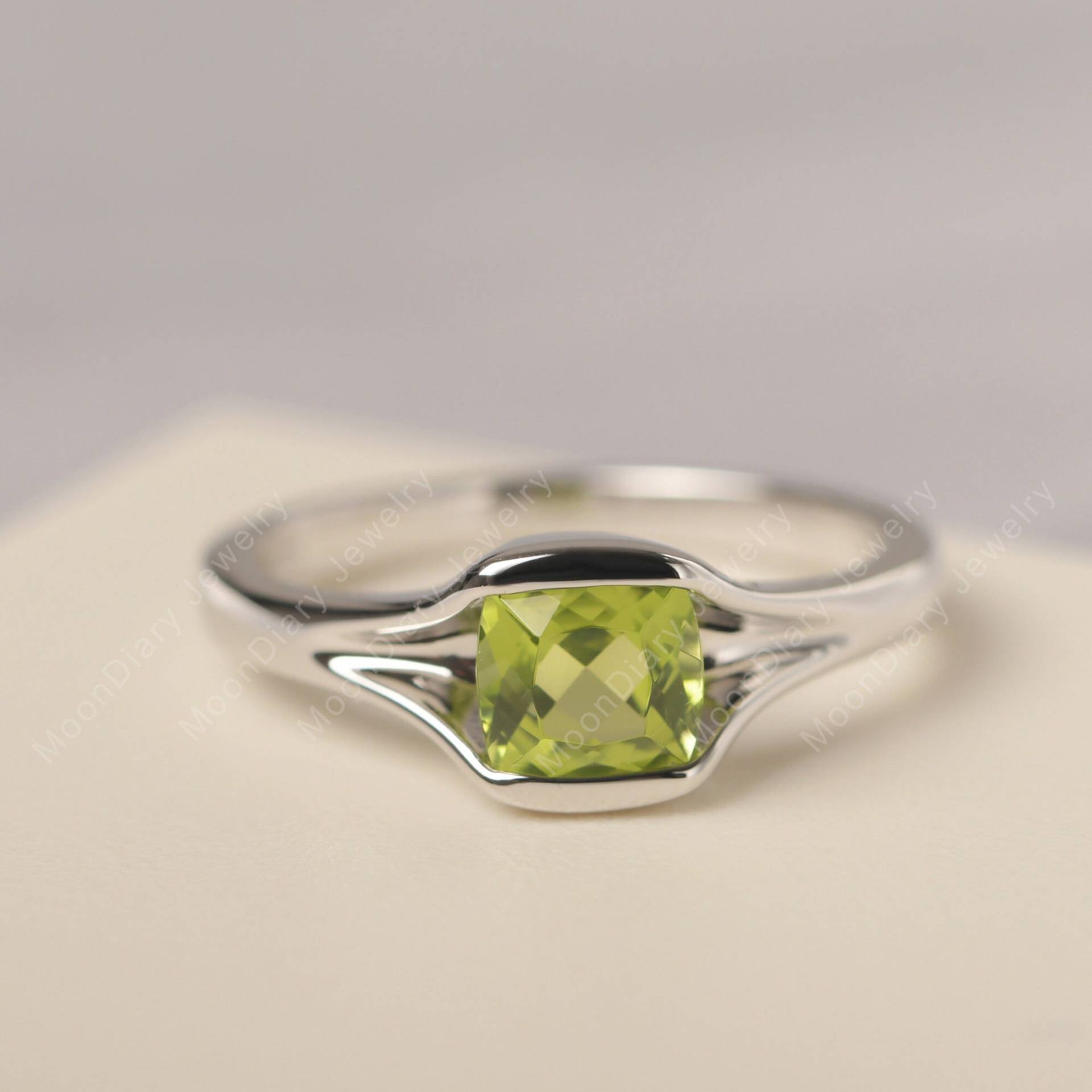 Vintage Peridot Antragsring Sterling Silber Kissenschliff Grüner Edelstein August Geburtsstein Erschwinglicher Ehering von MoonDiaryJewelry