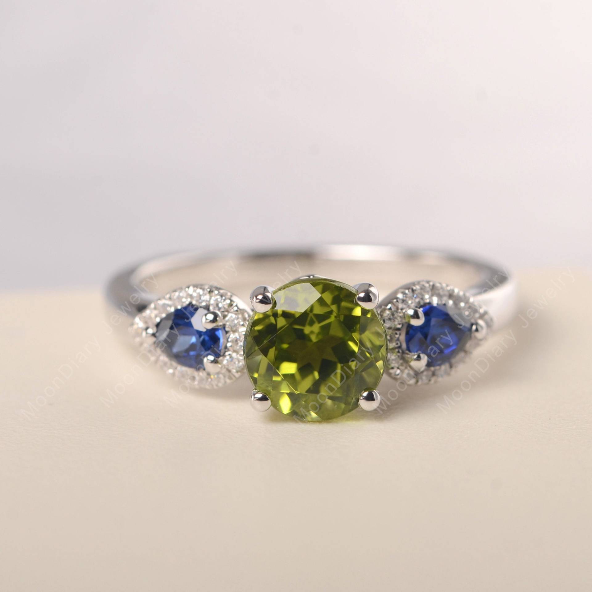 Vintage Peridot Verlobungsring Weißgold Runde Geschnitten Grünen Stein August Geburtsstein Jahrestagsgeschenke von MoonDiaryJewelry