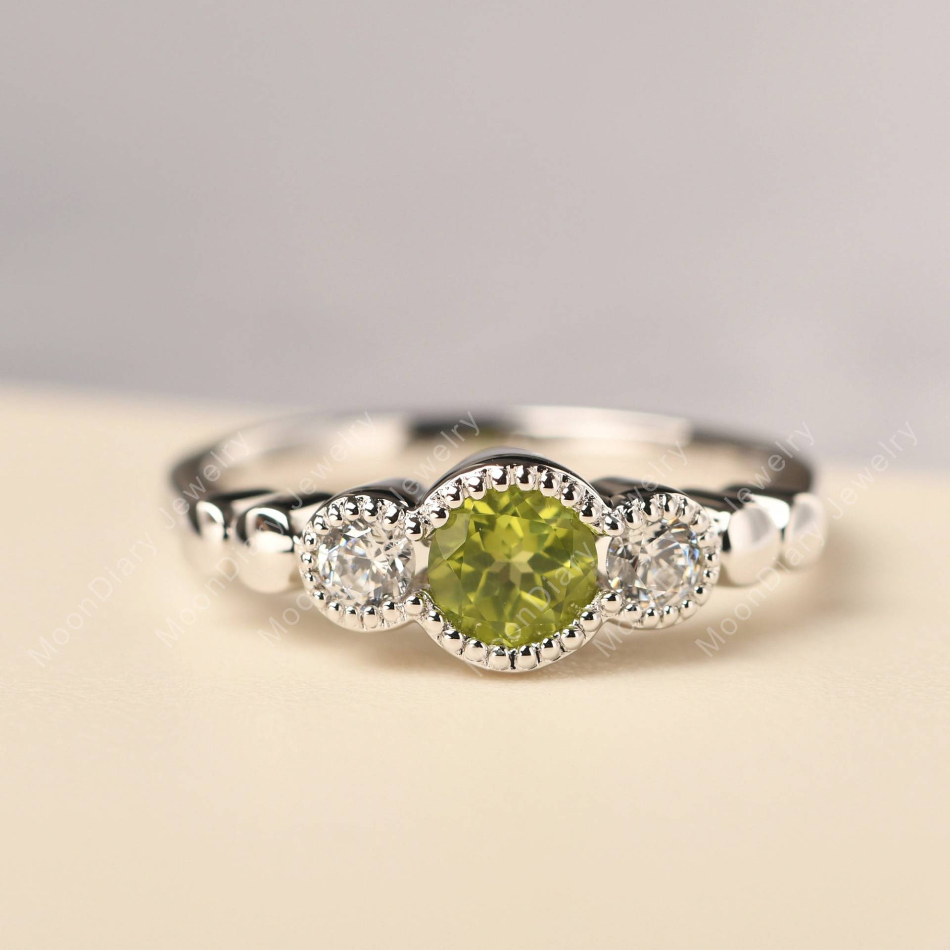 Vintage Peridot Versprechen Ring Rundschliff Halb Lünette Set Drei Stein Antik Art Deco August Geburtsstein von MoonDiaryJewelry