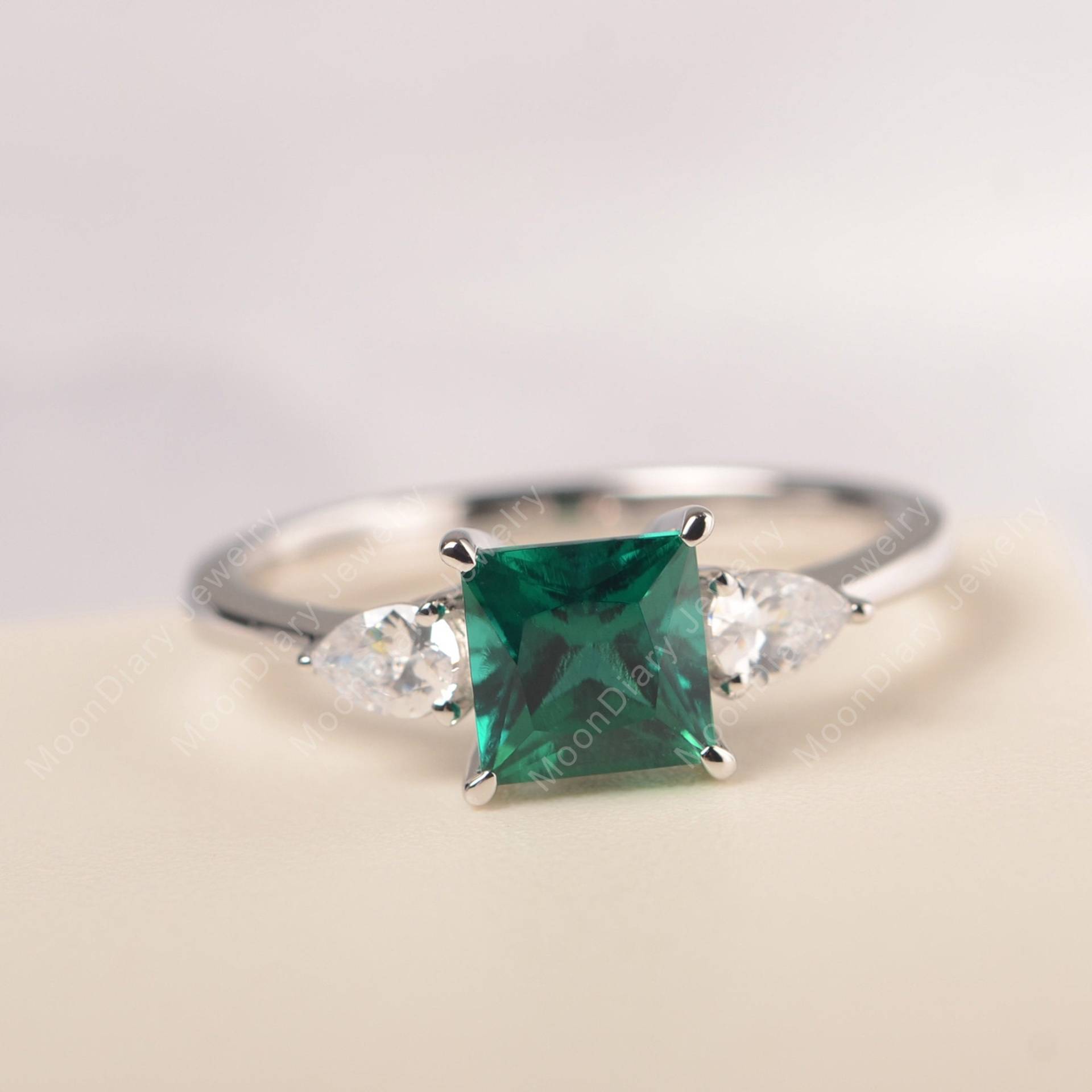 Vintage Princess Cut Verlobungsring Smaragd Goldring Solid Silber Drei Stein Mütter Ring Mai Geburtsstein Vintage Princess Cut Verlobungsring Smaragd Goldring Solid Silber Drei Stein Mütter Ring Mai Geburtsstein von MoonDiaryJewelry