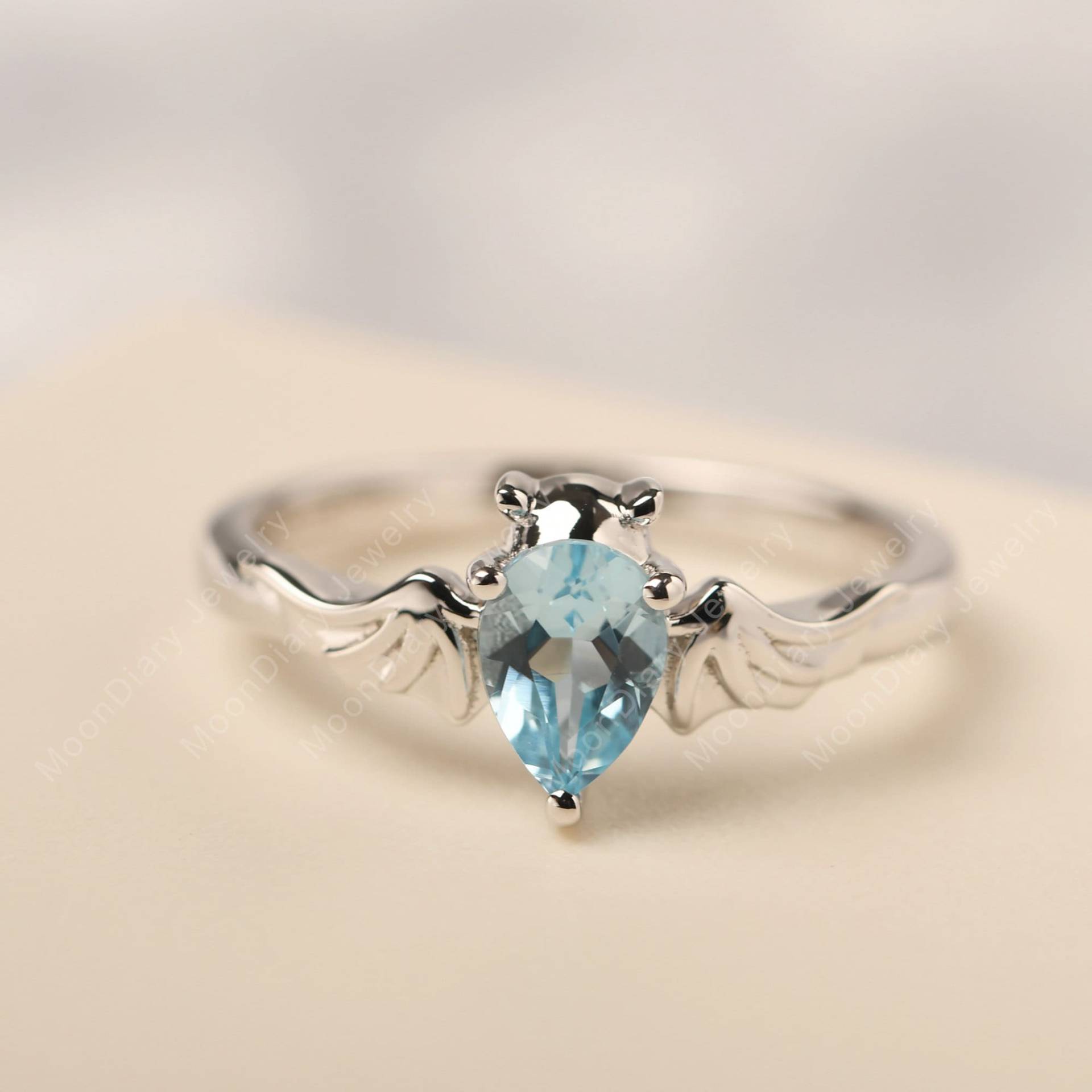 Wunderschöner Fledermaus Ring Schweizer Blautopas Unikat Hochzeitsring Wassertropfen Geformt November Geburtsstein von MoonDiaryJewelry