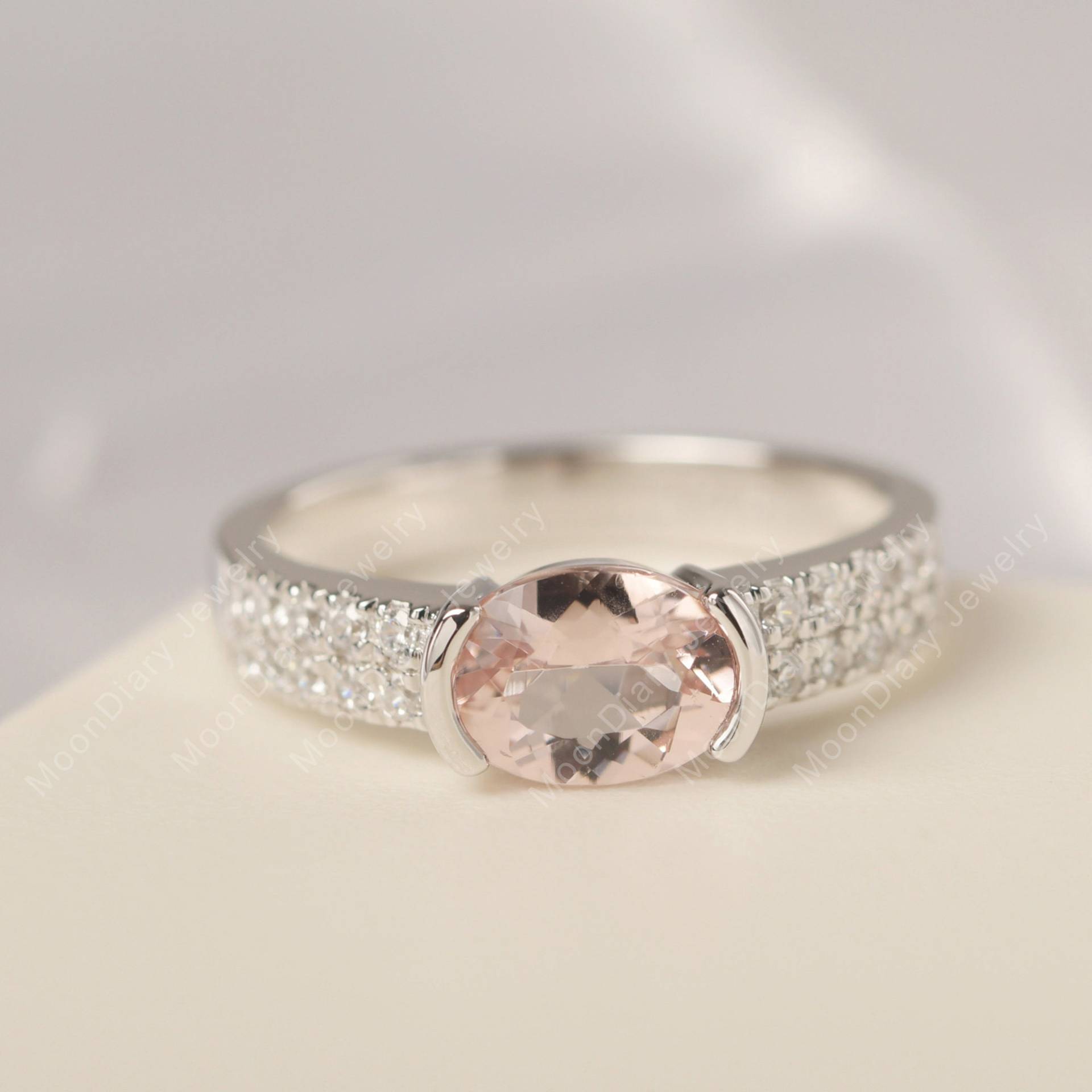 Wunderschöner Rosa Morganit Ehering 14K Weißgold Ovalschliff Halbe Lünette Gesetzt Ost West Ring Wunderschöner Rosa Morganit Ehering 14K Weißgold Ovalschliff Halbe Lünette Gesetzt Ost West Ring von MoonDiaryJewelry