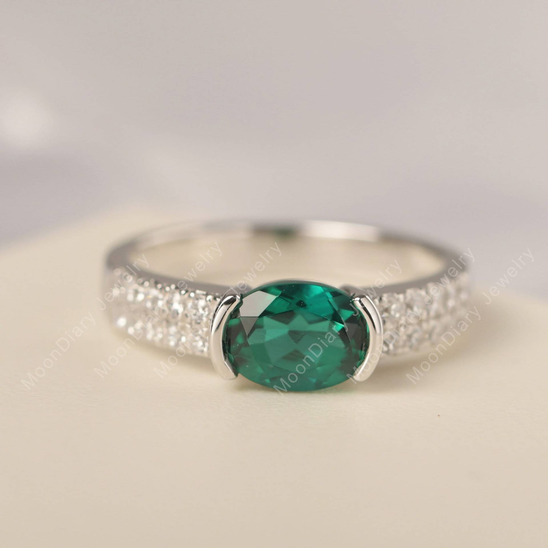 Wunderschöner Vintage Smaragd Ehering 14K Weiß Gold Oval Geschnitten Halb Lünette Set Mai Geburtsstein Ring von MoonDiaryJewelry