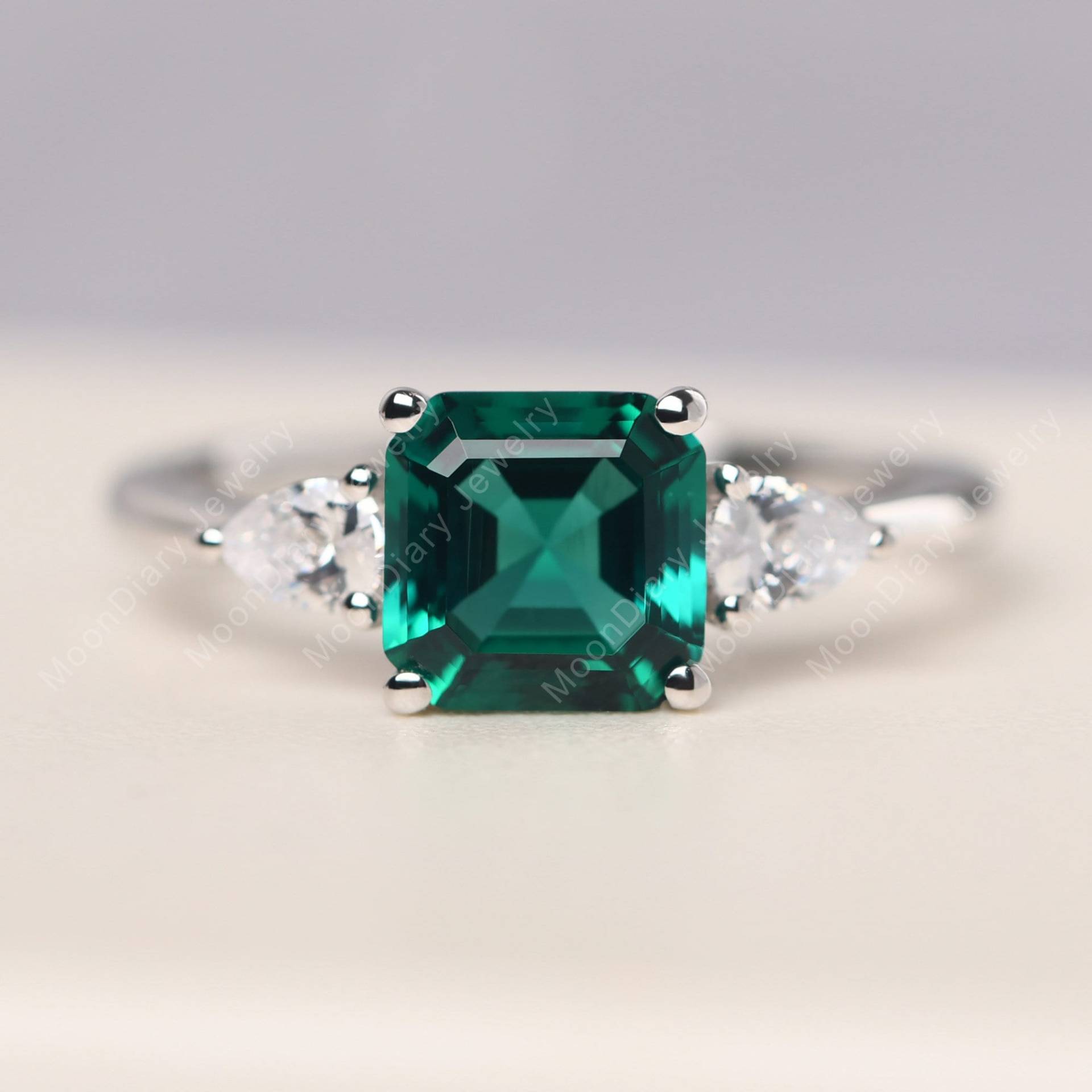 Zarte Smaragd Verlobungsring Mit Birne Seite Stein Asscher Cut Sterling Silber Mai Geburtsstein Ring Zarte Smaragd Verlobungsring Mit Birne Seite Stein Asscher Cut Sterling Silber Mai Geburtsstein Ring von MoonDiaryJewelry