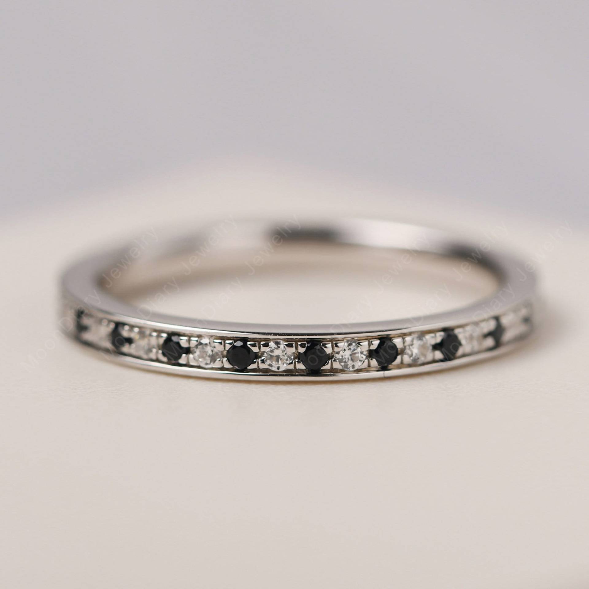 Zierlicher Ehering Eternity Stapelring Rund Geschliffener Schwarzer Spinell von MoonDiaryJewelry