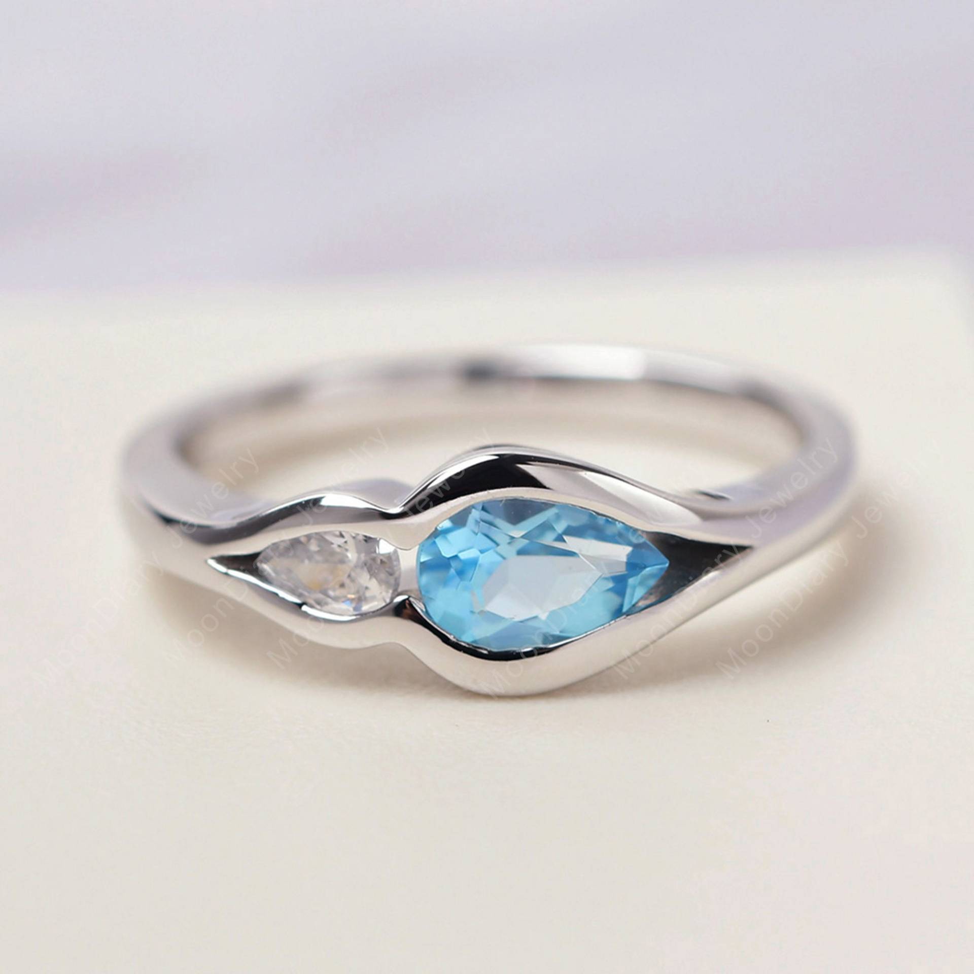 Zwei Steinring Schweizer Blautopas Verlobungsring Silber Wassertropfen Geformt November Geburtsstein von MoonDiaryJewelry