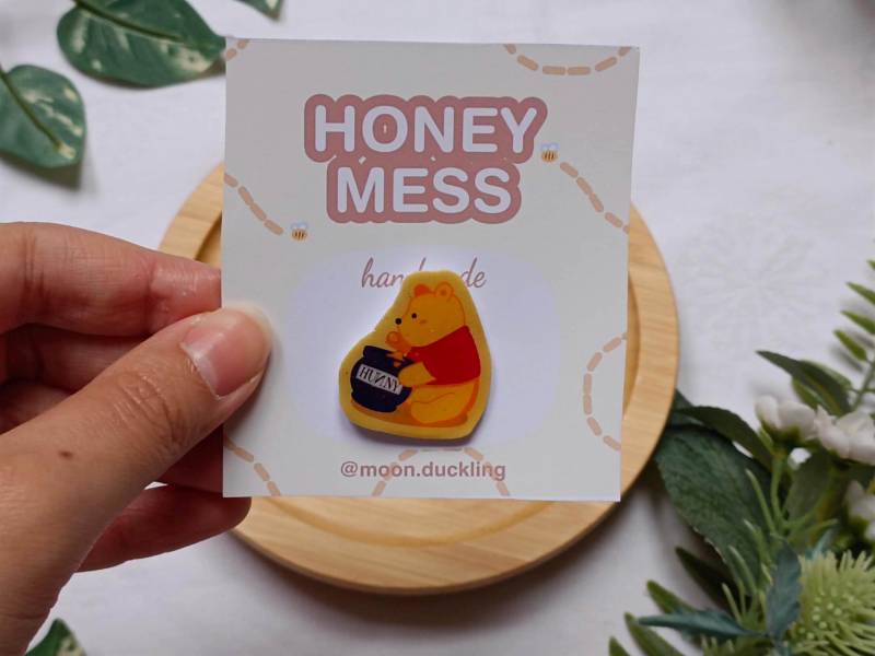 Handgemachter Winnie Puuh Resin Pin Honey Mess Fanart Handgemachter Winnie Puuh Resin Pin Honey Mess Fanart von MoonDucklingOfficial