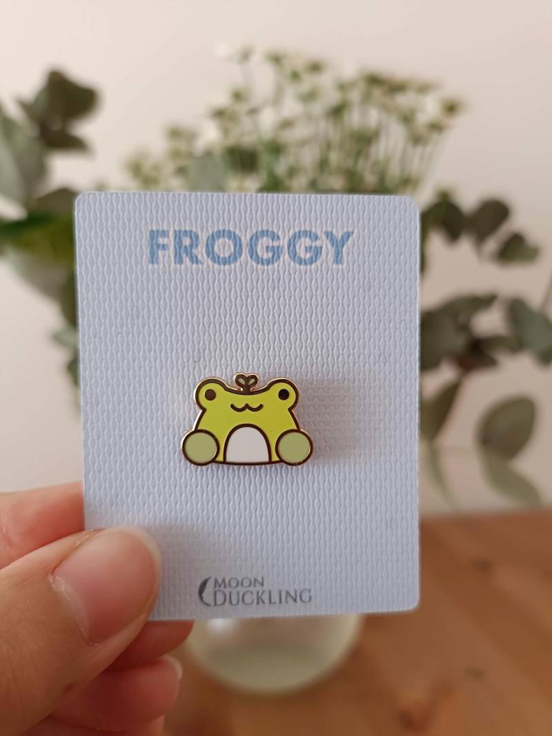 Mini Frosch Emaille Pin - Cottagecore Kawaii Anstecknadel von MoonDucklingOfficial