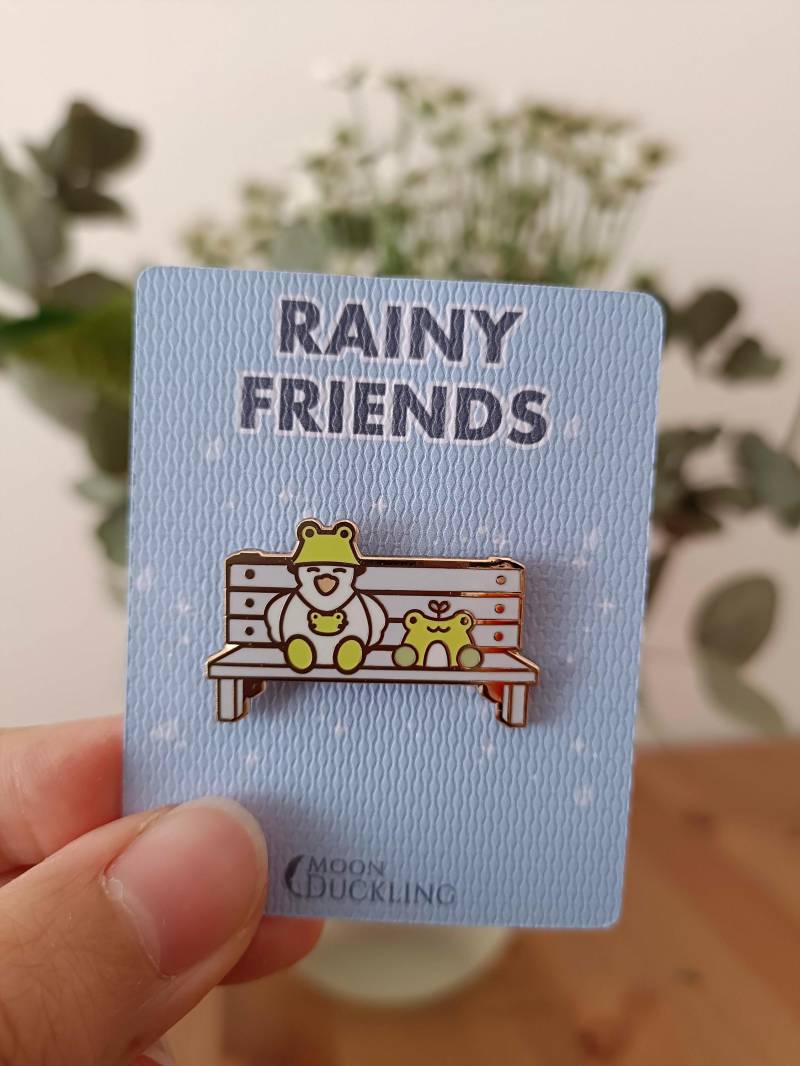 Rainy Friends Emaille Pin Ente Und Frosch Auf Bank - Vergoldet Rainy Friends Emaille Pin Ente Und Frosch Auf Bank - Vergoldet von MoonDucklingOfficial