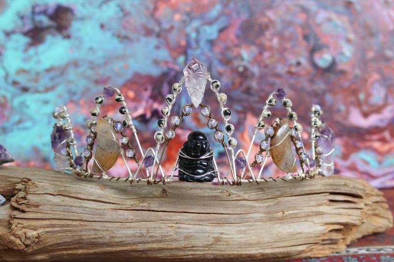 Drahtgewickelte Kristallkrone Mit Geschnitztem Obsidian Buddha, Rohen Amethsyt Punkten, Achat Halbmonden, Opalit & Dalmatiner Jaspis Drahtgewickelte Kristallkrone Mit Geschnitztem Obsidian Buddha, Rohen Amethsyt Punkten, Achat Halbmonden, Opalit & Dalmatiner Jaspis von MoonGoddessVibes