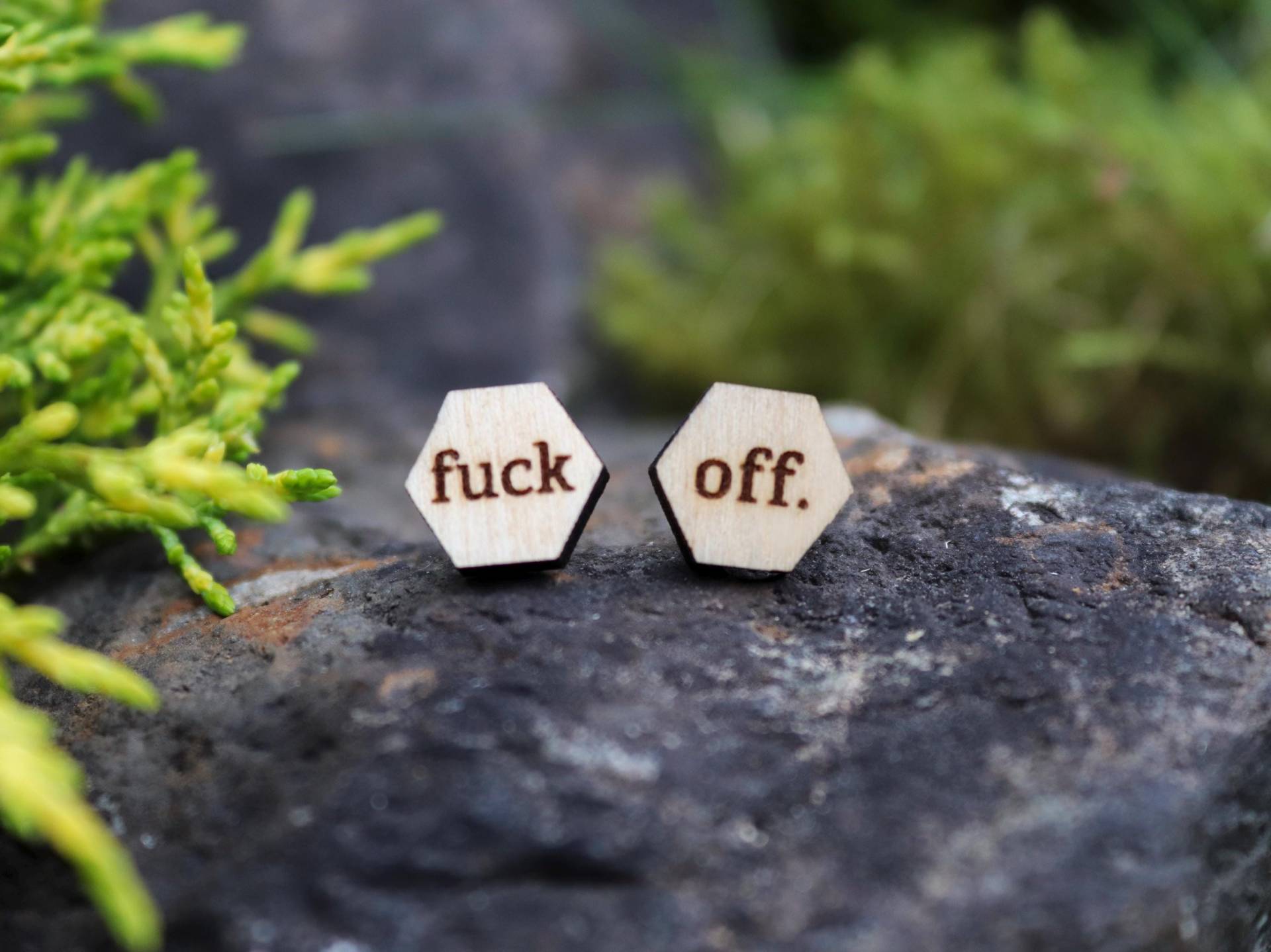 Freche Holz Ohrstecker Statement, Witzige Ohrstecker, Kleine Frech, Humorvoller Holzschmuck Handmade, Geschenk Mit Botschaft von MoonHillDesignShop