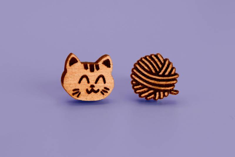 Handgemachte Katzenohrringe Minimalistisch, Tier Ohrstecker Mädchen Ohrringe, Schmuck Holzohrringe Katzenohrstecker Süß, Statement Ohrringe von MoonHillDesignShop