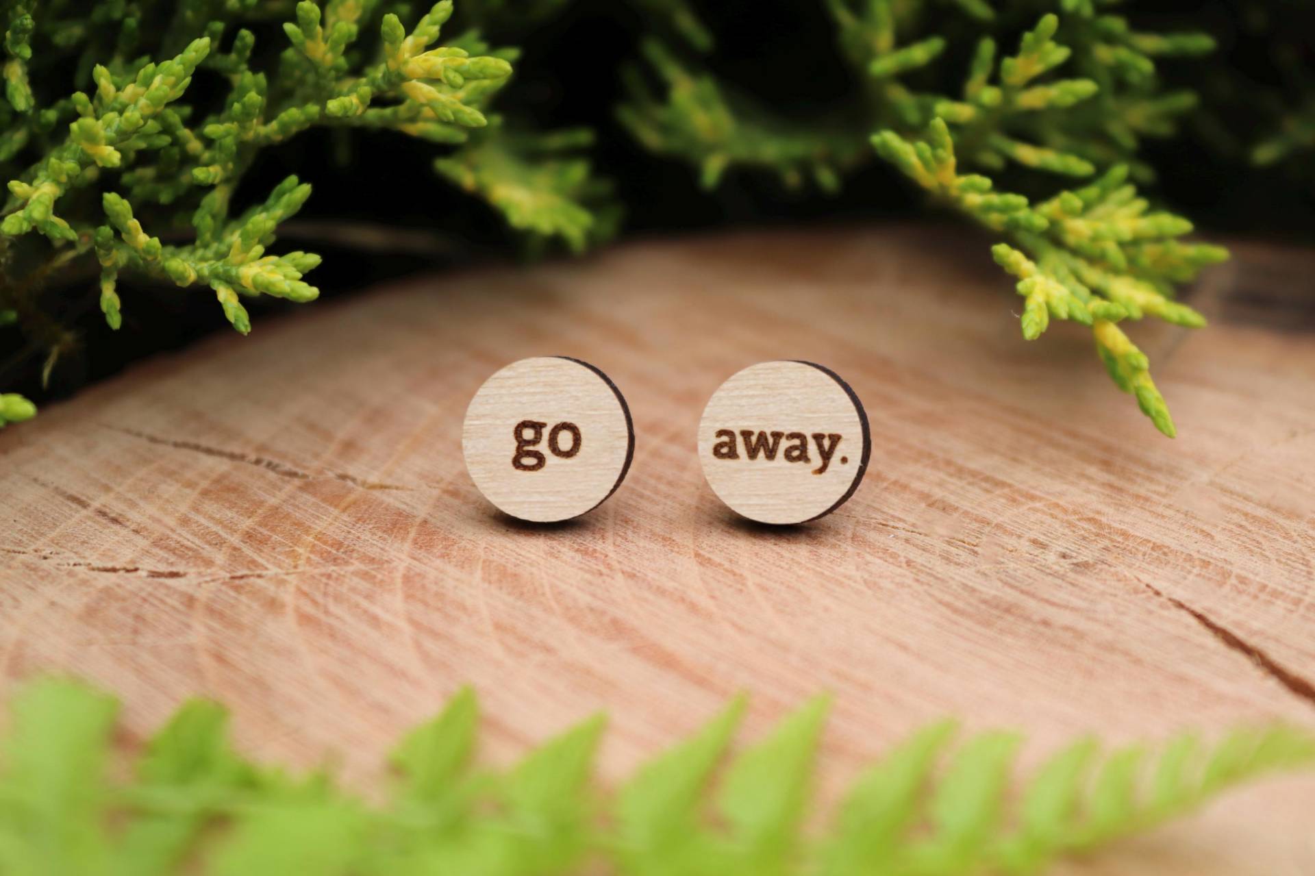 Holz Ohrstecker Spruch "Go Aways", Witzige Statement, Kleine Holzohrringe Damen, Frecher Holzschmuck Geschenkidee Für Freundin Holz Ohrstecker Spruch "Go Aways", Witzige Statement, Kleine Holzohrringe Damen, Frecher Holzschmuck Geschenkidee Für Freundin von MoonHillDesignShop
