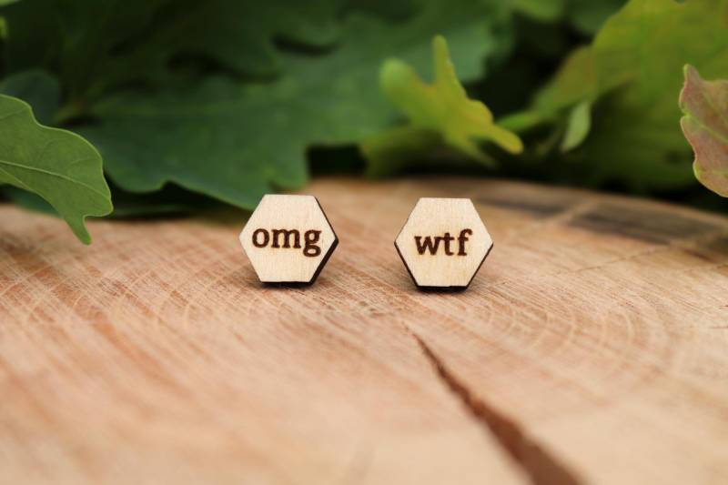 Lustiger Spruch Ohrstecker "Omg Wtf", Statement Witzig, Kleine Holzohrringe Damen, Frecher Holzschmuck Geschenkidee Für Freundin von MoonHillDesignShop