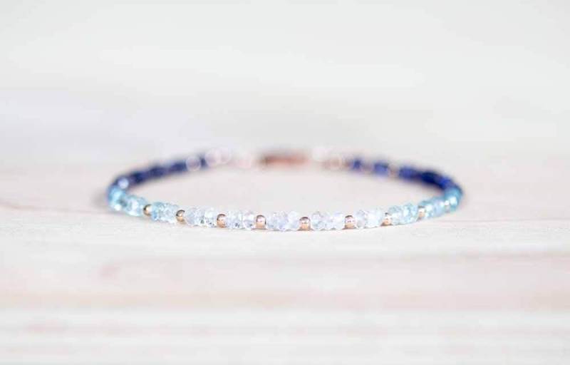 Iolith, Aquamarin Und Regenbogen Mondstein Armband, Rosegold Fill Oder Sterling Silber, Zarte Perlen Edelstein Ombre Stacking Armband von MoonLabJewelry