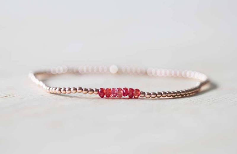 Padparadscha Stretch Armband Mit Rose Gold Fill Oder Sterling Silber, Feiner Perlen Schmuck Aus Rotem Saphir von MoonLabJewelry