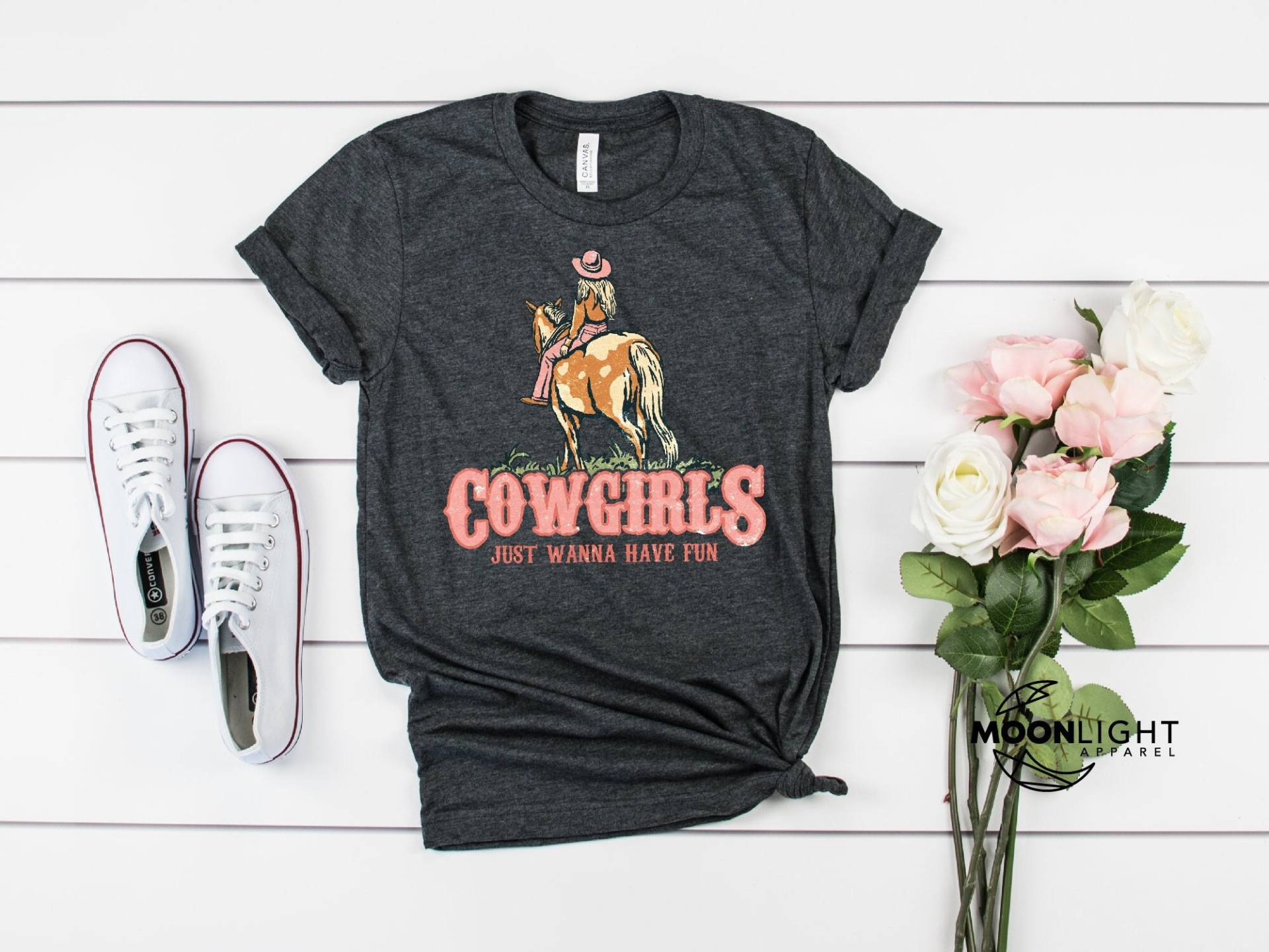 Cowgirls Wollen Einfach Nur Spaß Haben, Cowgirl Reitpferd, Western Shirt Frauen, Retro Shirts, Rodeo Sweatshirt von MoonLightByEllen