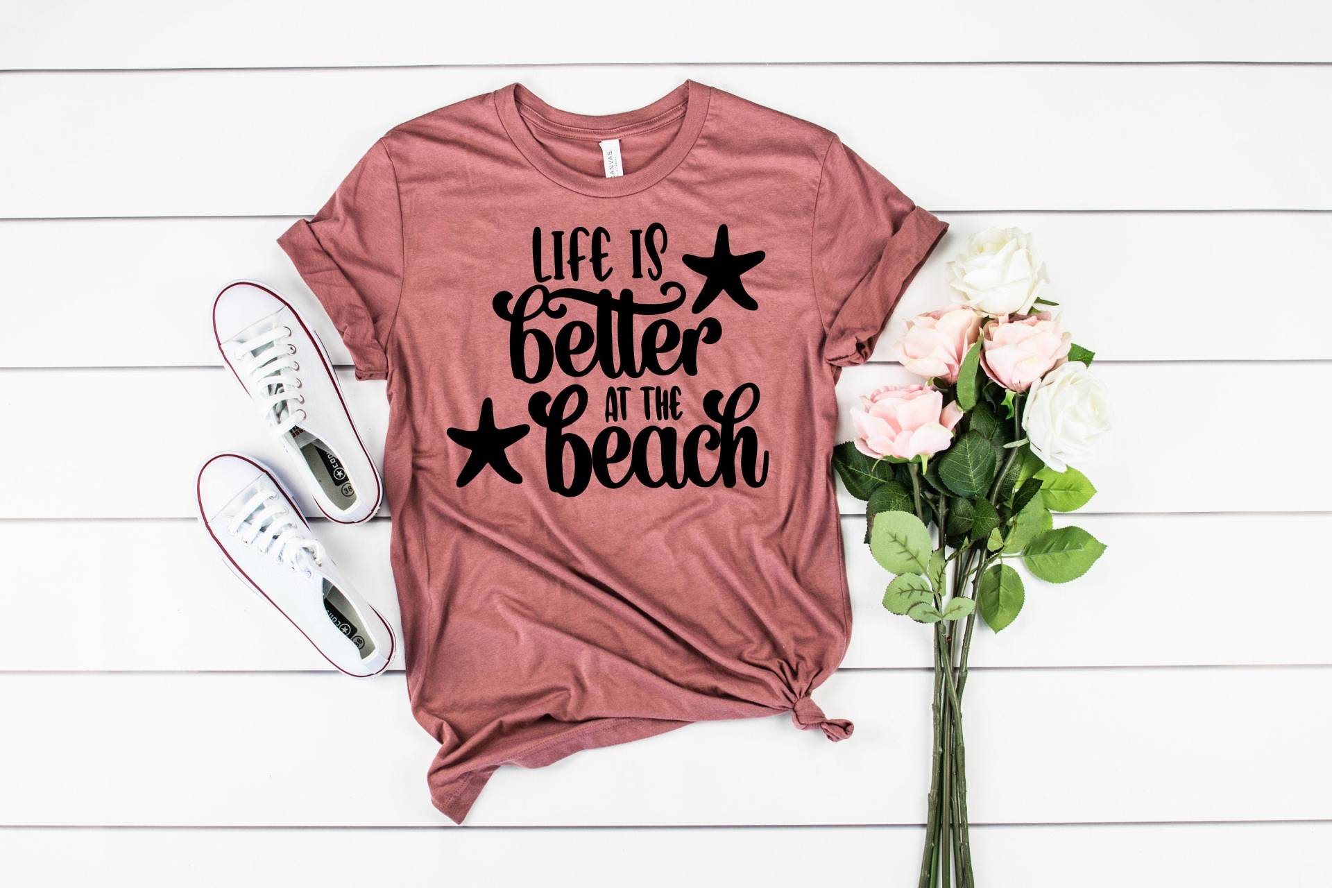 Das Leben Ist Besser Am Strand, Strandleben-Shirt, Sommer-Shirts Für Frauen, Urlaubs-Shirts, Sommer-Geschenke von MoonLightByEllen