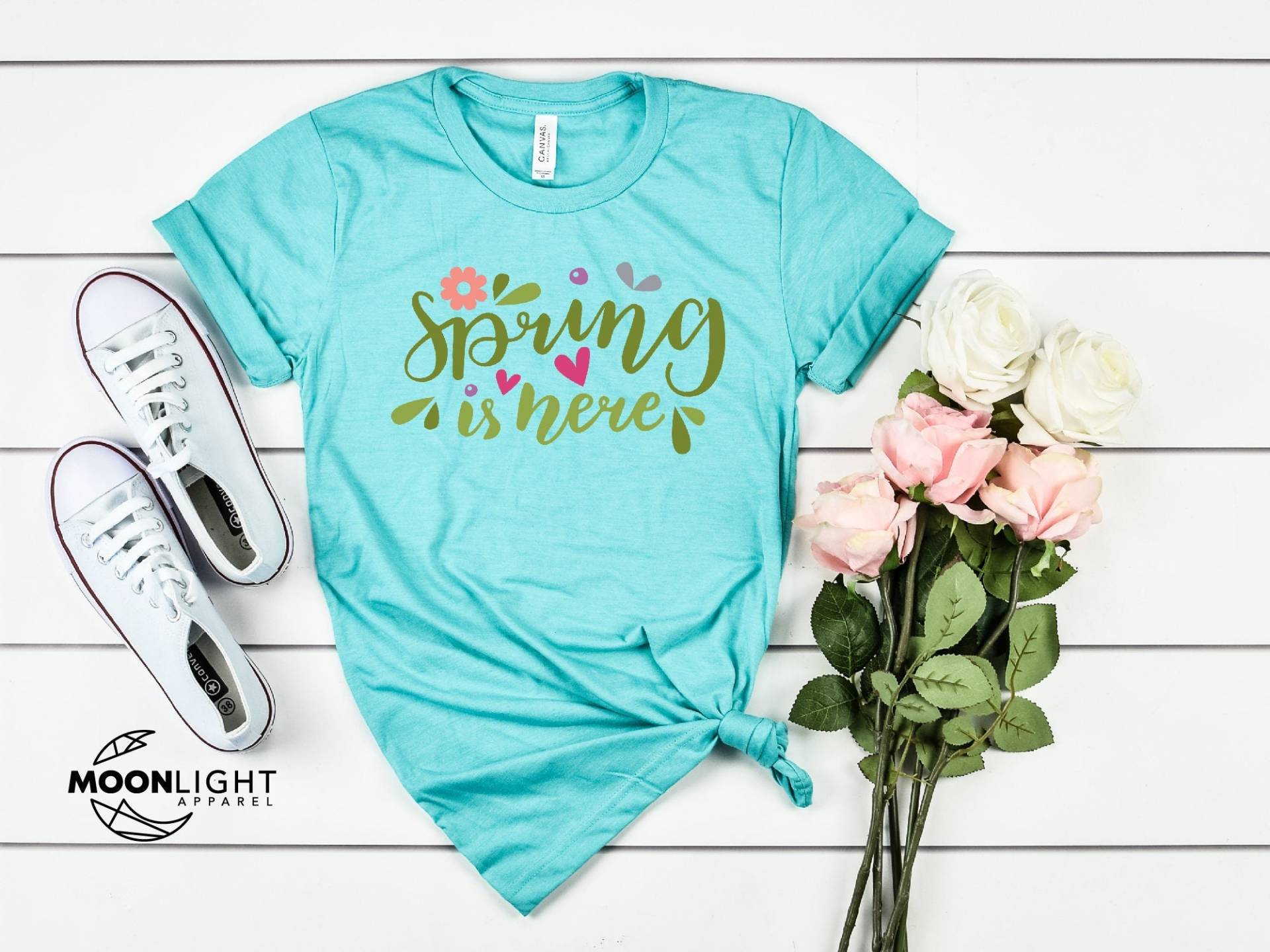 Frühling Ist Hier Shirt, Hallo Frühling, Süßes Frühlingshemd, Frühlingskleidung, Frühlings-T-Shirt, Süße Shirts Für Frauen, Frauen Shirts von MoonLightByEllen