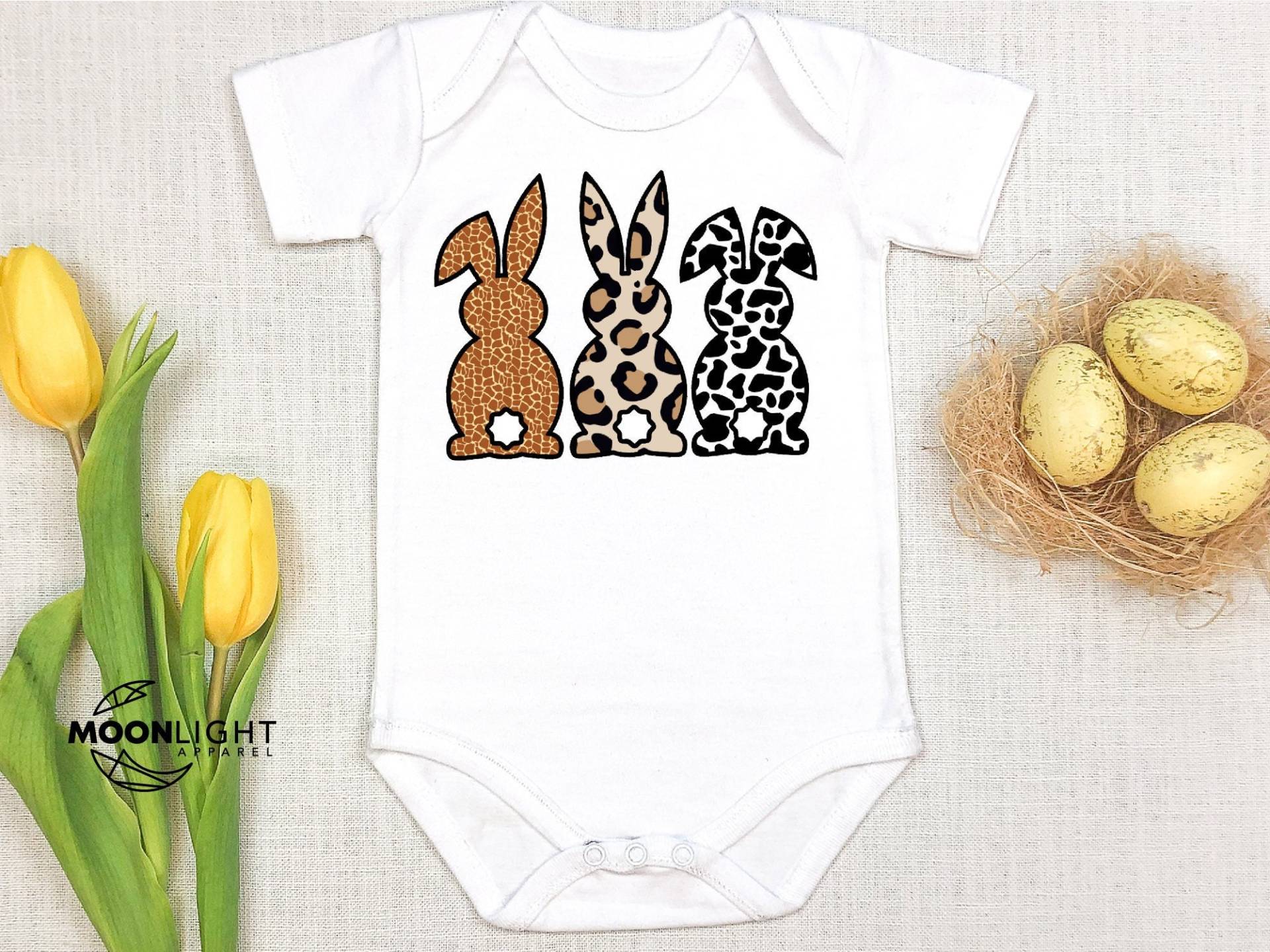 Osterhasen Leopard Baby Anzug, Süßes Häschen Shirt, Oster Osterhase Osterei Ostern Sublimation, Ostergeschenke von MoonLightByEllen