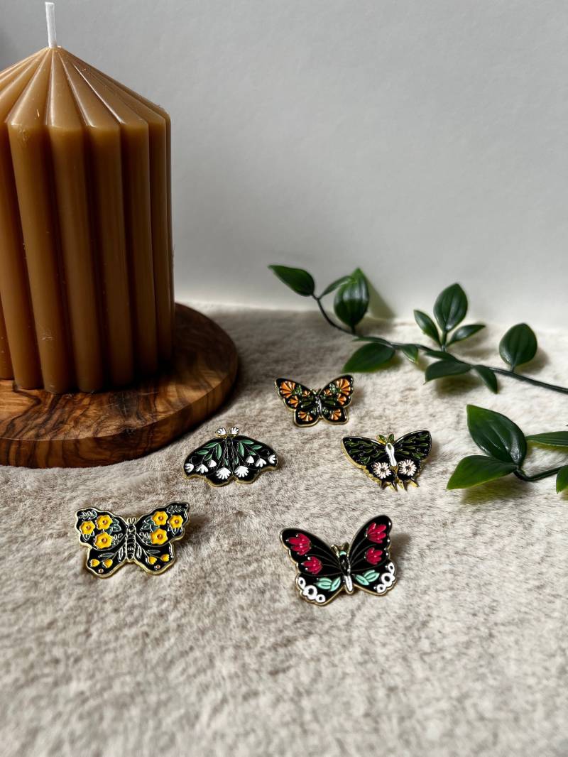 Cute Butterfly Enamel Brooch Pin | Hard Gold Jewelry For Backpack Jeans Display Cottagecore Insect Pins Cute Butterfly Enamel Brooch Pin | Hard Gold Jewelry For Backpack Jeans Display Cottagecore Insect Pins von MoonMadeDe