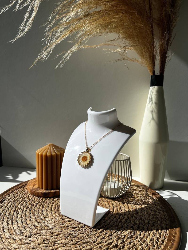 Dried Flower Gold Plated Floral Resin Necklace | Cute Real Pressed Pendant With Dainty von MoonMadeDe