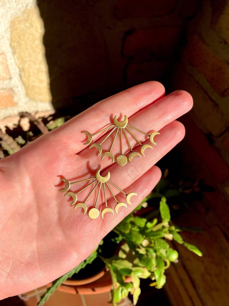 Canyon-Mond | Goldene Ohrstecker Mit Mondphasen. Mondphasen-Ohrringe. Boho-Ohrringe. Messing-Mondohrringe. Hexenohrringe von MoonMajestyProject