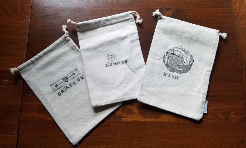Personalisierte Stoffbeutel, Baumwoll-Kordelzugbeutel, Add On, Handgestempelt. Perfekte Ergänzung Für Jede Natürliche Spielzeug - Oder Personalisierte Stoffbeutel, Baumwoll-Kordelzugbeutel, Add On, Handgestempelt. Perfekte Ergänzung Für Jede Natürliche Spielzeug - Oder von MoonMamaCreations