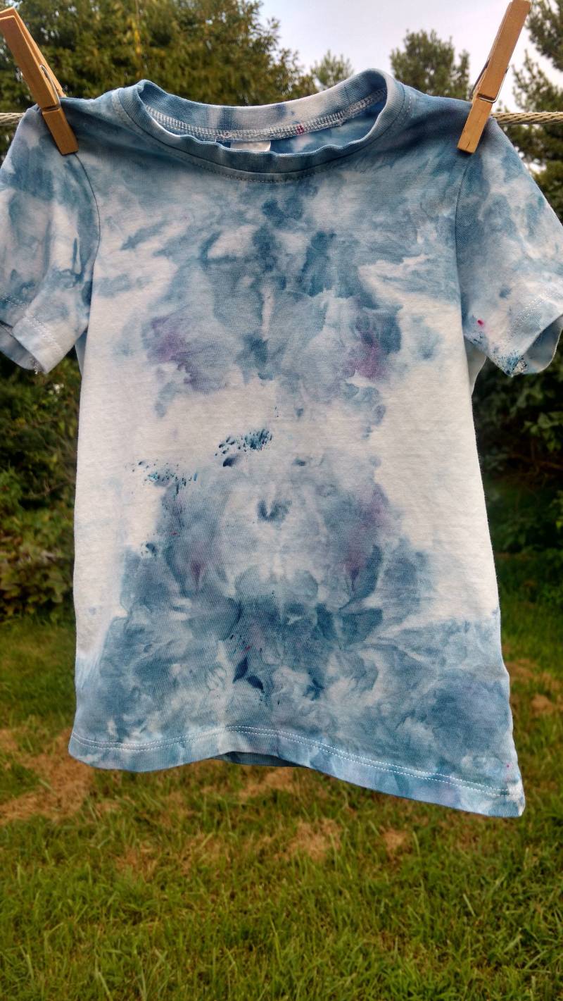 Handgefärbtes Bio-Baumwoll-Kleinkind-T-Shirt 2T Blau Indigo Handgefärbtes Bio-Baumwoll-Kleinkind-T-Shirt 2T Blau Indigo von MoonMamaHomestead