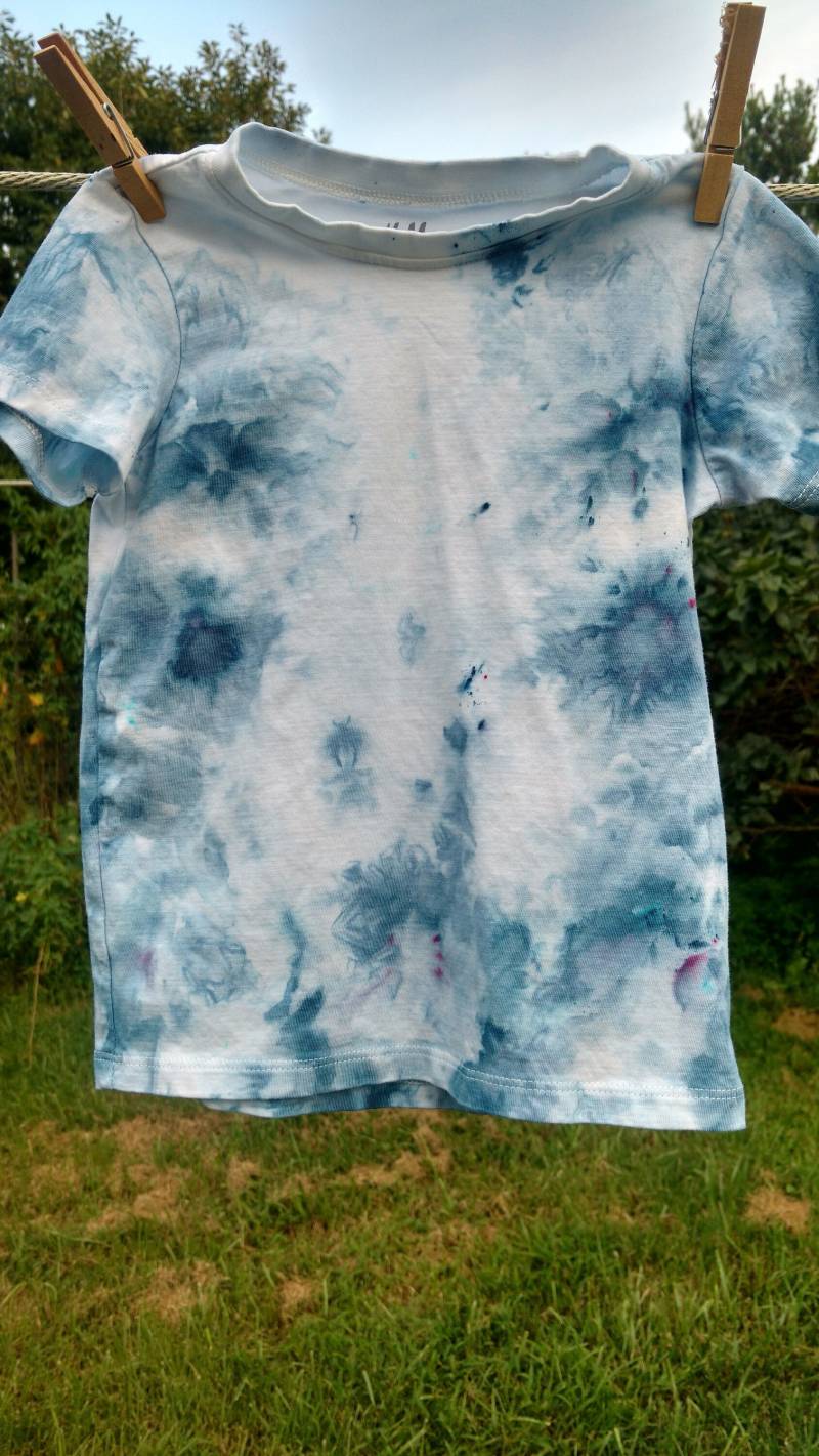 Handgefärbtes Bio-Baumwoll-Kleinkind-T-Shirt 3T Blau Indigo Handgefärbtes Bio-Baumwoll-Kleinkind-T-Shirt 3T Blau Indigo von MoonMamaHomestead