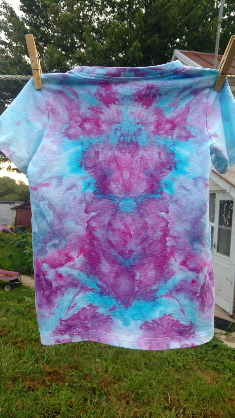 Handgefärbtes Bio-Baumwoll-Kleinkind T-Shirt 3T Türkis Indigo Pink Handgefärbtes Bio-Baumwoll-Kleinkind T-Shirt 3T Türkis Indigo Pink von MoonMamaHomestead