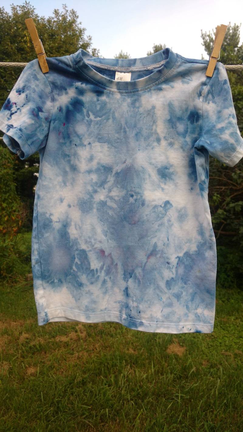 Handgefärbtes Bio-Baumwoll-Kleinkind-T-Shirt 4T Blau Indigo Handgefärbtes Bio-Baumwoll-Kleinkind-T-Shirt 4T Blau Indigo von MoonMamaHomestead