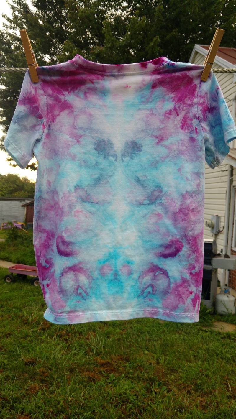 Handgefärbtes Bio-Baumwoll-Kleinkind T-Shirt 4T Türkis Indigo Pink von MoonMamaHomestead