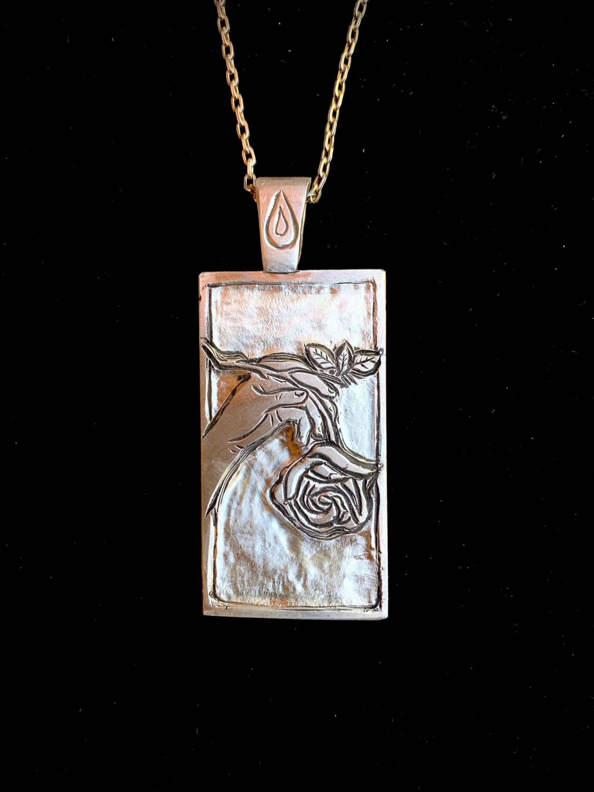 Handgravierter Zweiseitiger Sterling Silber Hand Rose/Kerzen Anhänger von MoonManMetalJewelry