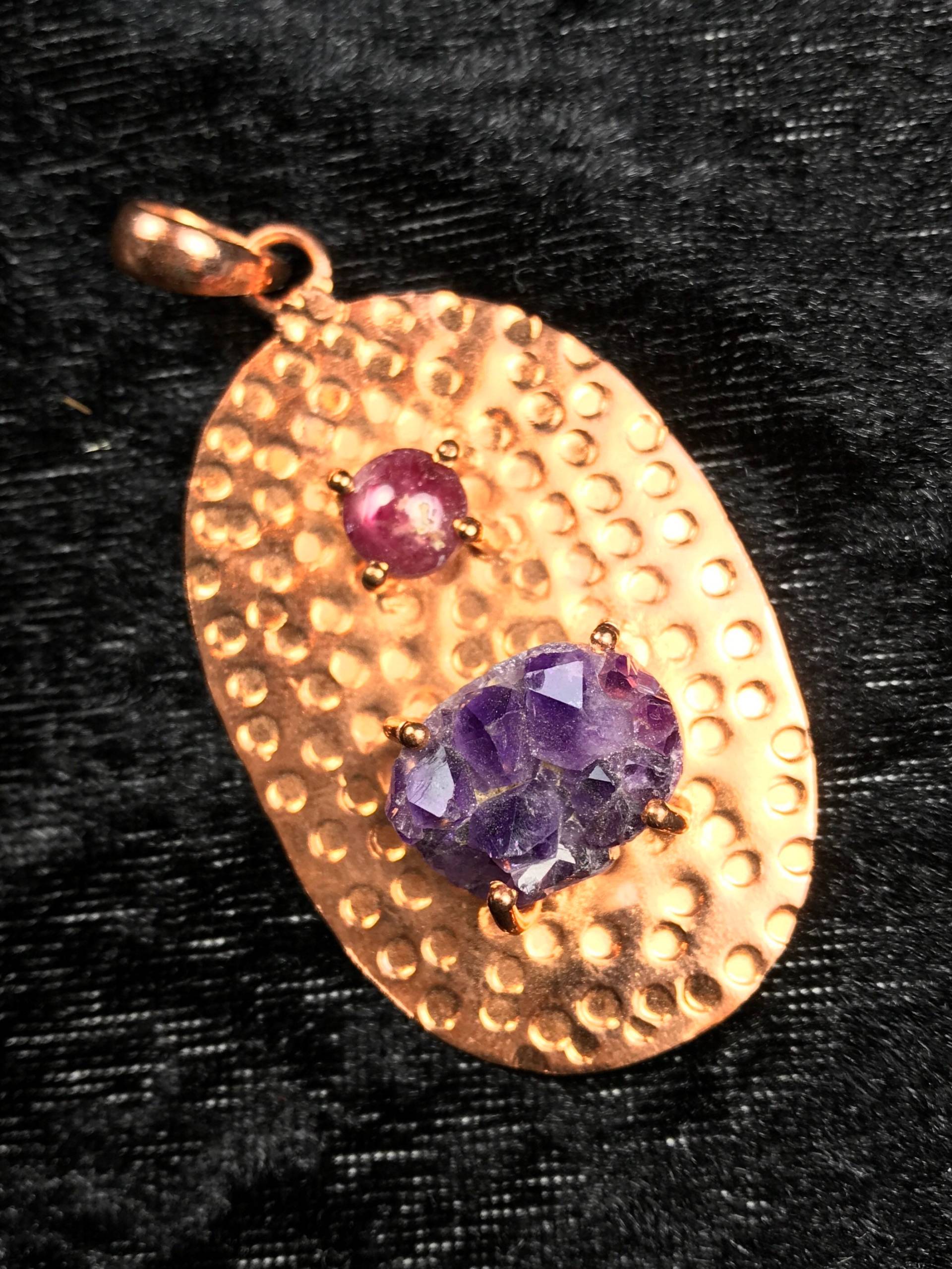 Handgefertigter Kupferanhänger Mit Stern Rubin Und Amethyst Cluster von MoonMonstersCave