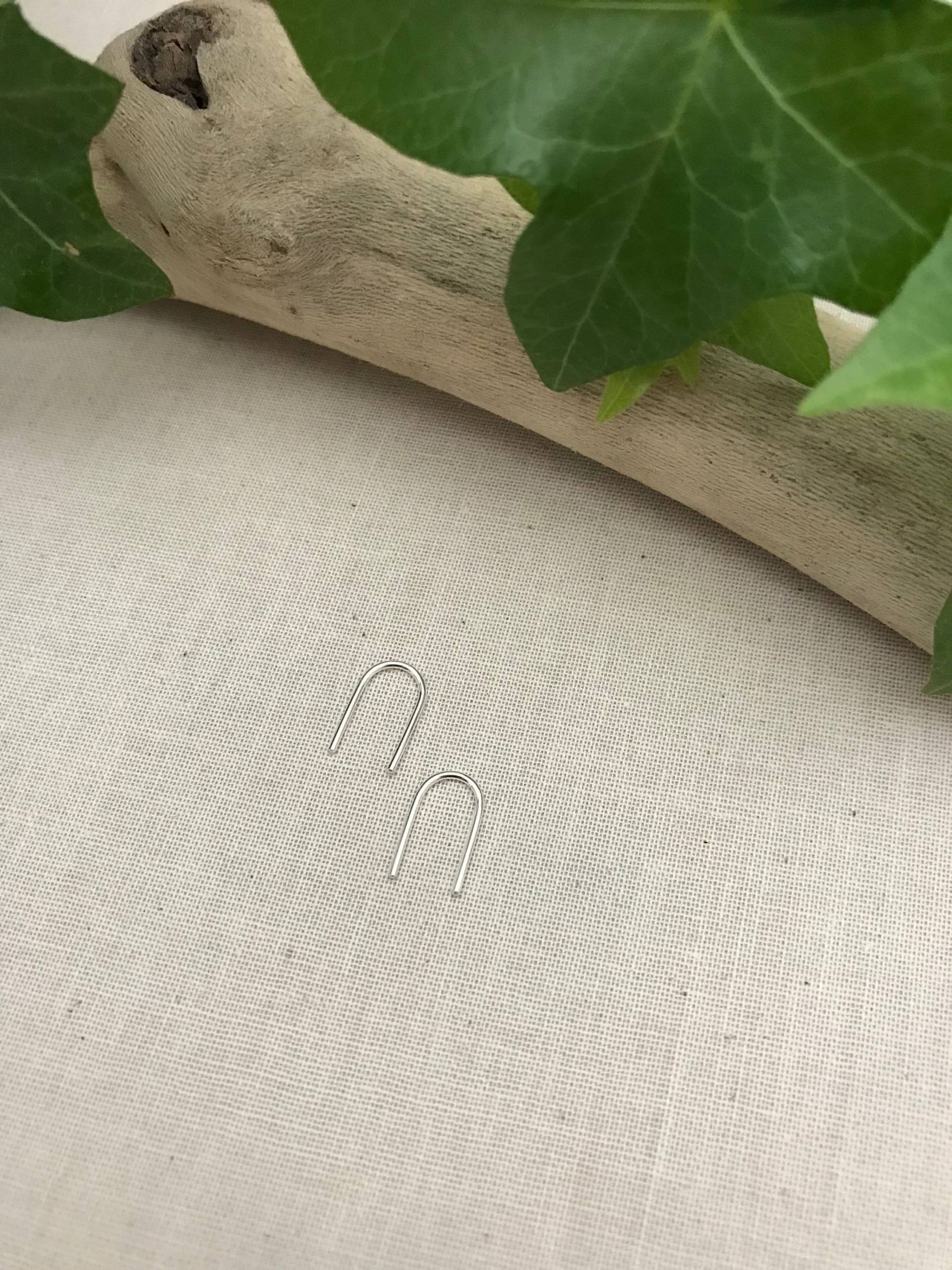 Extra Kleine Bogen Ohrringe Aus Sterling Silber. Hufeisen Ohrringe. Alltägliche Alltags Minimalist von MoonRaeJewelryStudio
