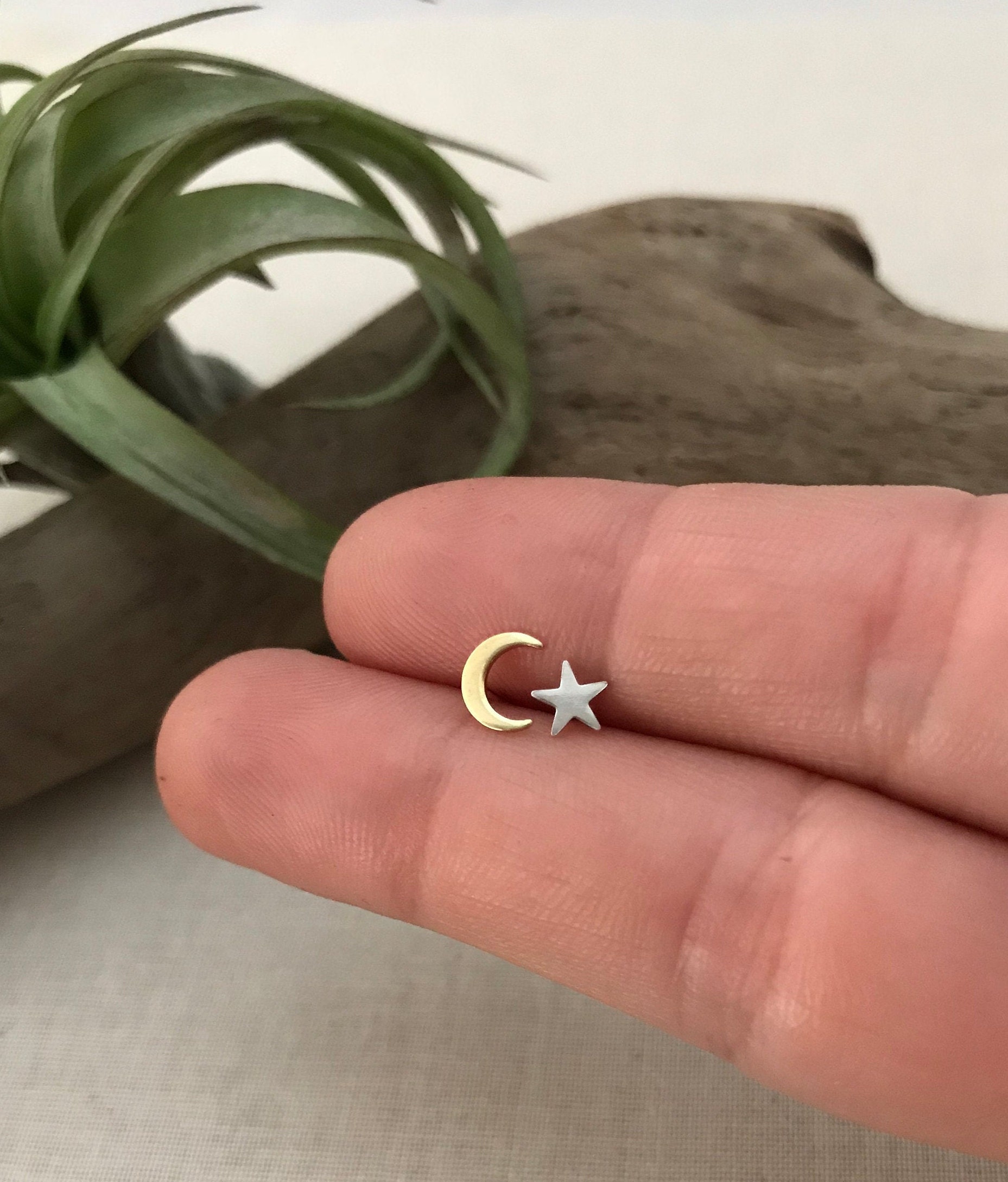 Kleine Messing Halbmond Und Silber Stern Ohrstecker. Mismatched Ohrring Set. Sterling Beiträge. Boho Geschenk Unter 15 Kleine Messing Halbmond Und Silber Stern Ohrstecker. Mismatched Ohrring Set. Sterling Beiträge. Boho Geschenk Unter 15 von MoonRaeJewelryStudio