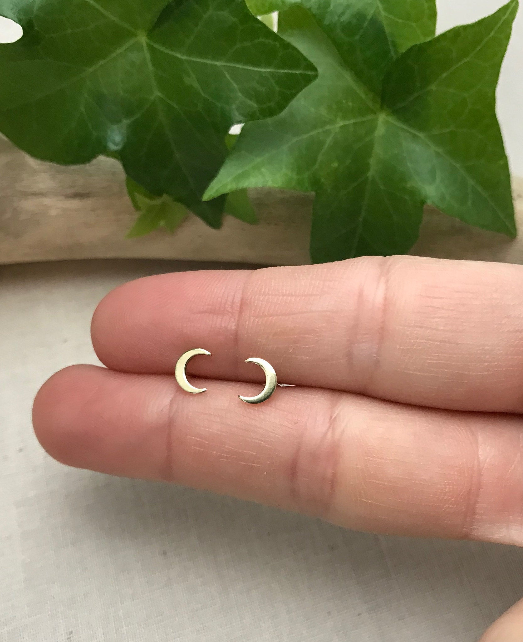 Winzige Mondsichel Ohrstecker in Gold. Sterling Silber Beiträge. Mondphase Ohrstecker. Boho Schmuck. Kleine Goldene Geschenk Für Sie Winzige Mondsichel Ohrstecker in Gold. Sterling Silber Beiträge. Mondphase Ohrstecker. Boho Schmuck. Kleine Goldene Geschenk Für Sie von MoonRaeJewelryStudio