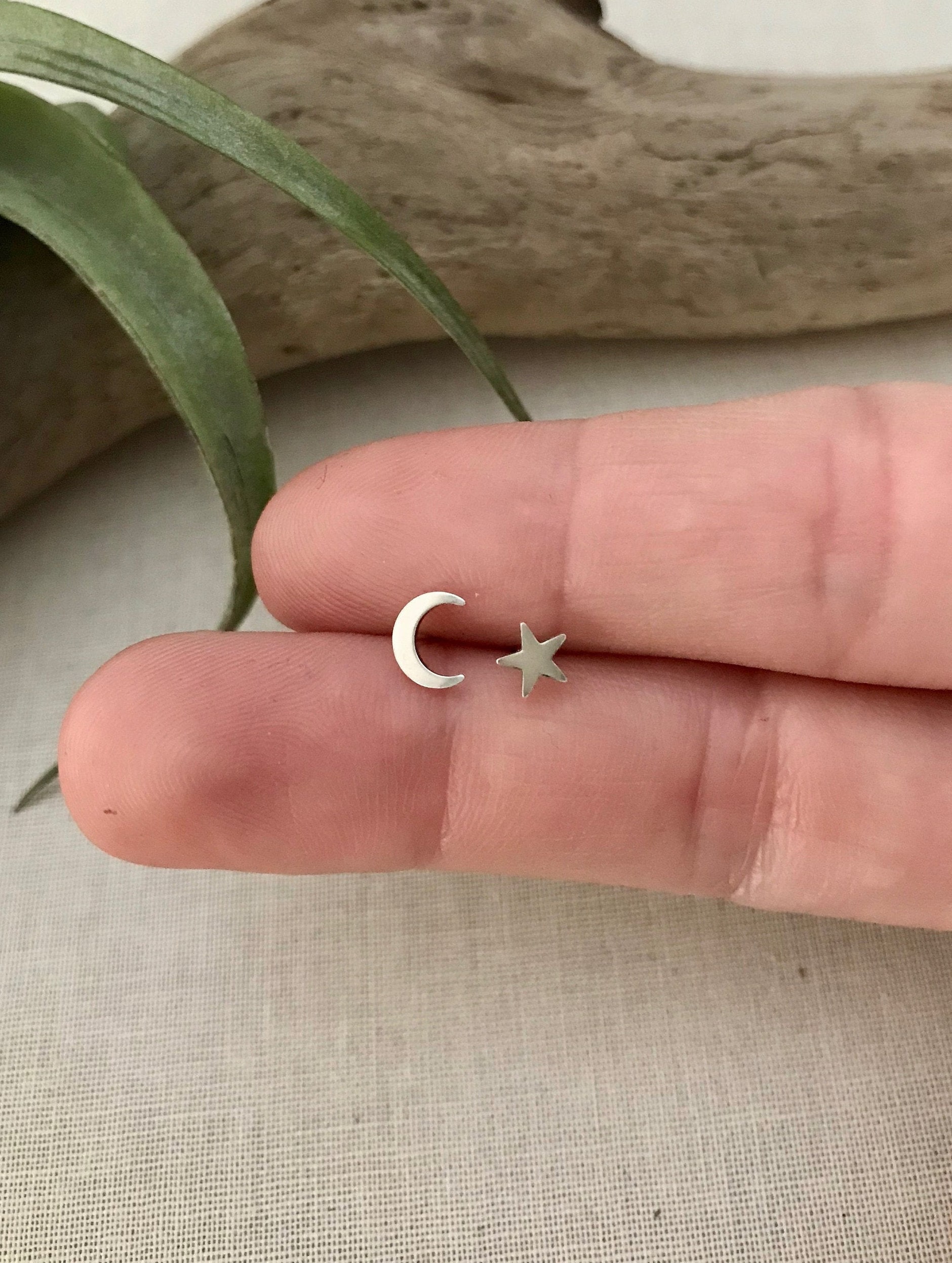 Zarte Ohrstecker Mit Halbmond Und Stern. Mix Matched Ohrring Set. Sterling Silber Beiträge. Boho Ohrstecker. Geschenk Unter 15. Minimalistisch Zarte Ohrstecker Mit Halbmond Und Stern. Mix Matched Ohrring Set. Sterling Silber Beiträge. Boho Ohrstecker. Geschenk Unter 15. Minimalistisch von MoonRaeJewelryStudio