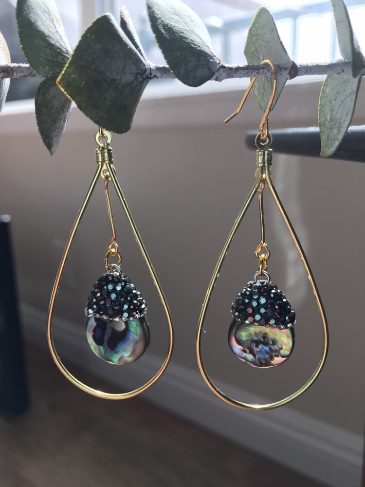 Boho Gold Tropfen Ohrringe Mit Abalone & Edelstein Akzente Boho Gold Tropfen Ohrringe Mit Abalone & Edelstein Akzente von MoonRisingArtJewelry