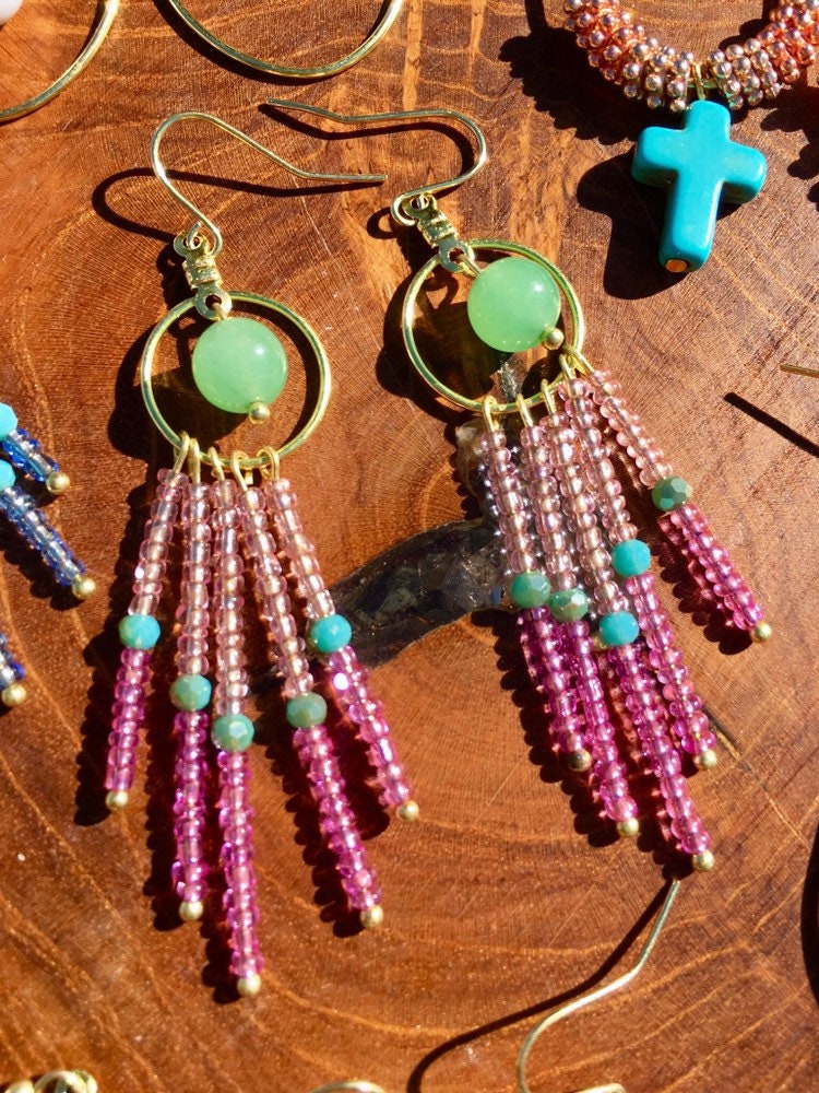 Jade Und Rosa Rocailles-Perlen-Ohrringe Jade Und Rosa Rocailles-Perlen-Ohrringe von MoonRisingArtJewelry