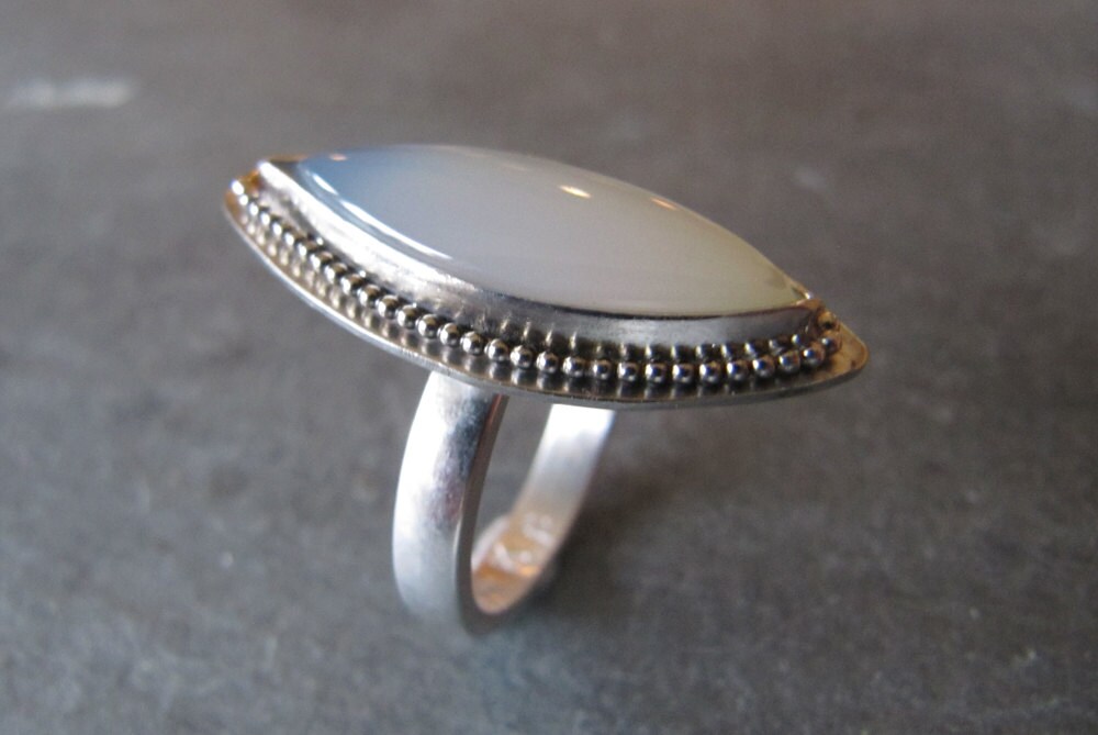 Blauer Chalcedon Ring in Sterling Silber Blauer Chalcedon Ring in Sterling Silber von MoonSilverStudio