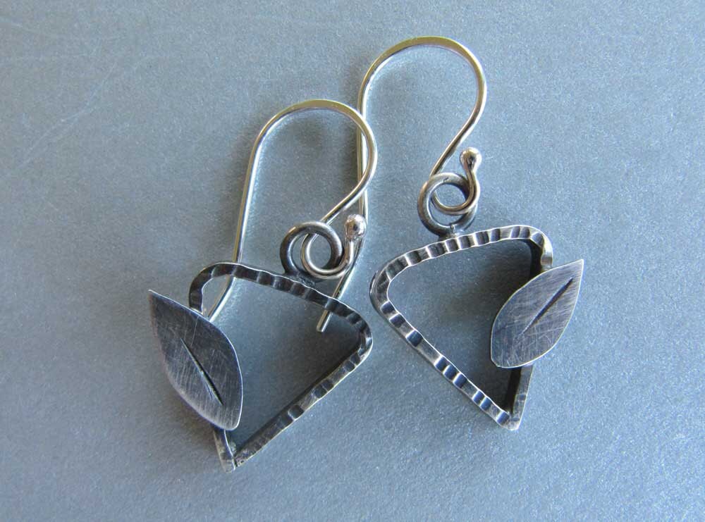 Dreieck Und Blatt Ohrringe in Gehämmertes Sterling Silber Dreieck Und Blatt Ohrringe in Gehämmertes Sterling Silber von MoonSilverStudio