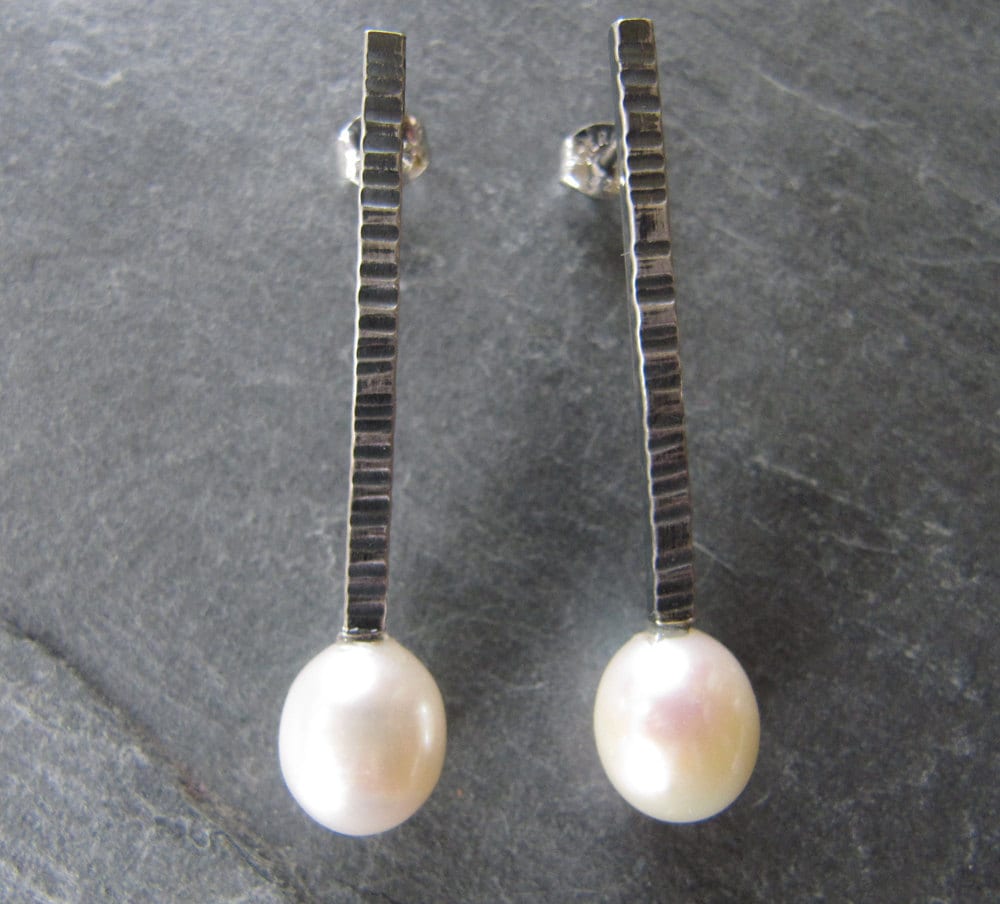 Gehämmertes Silber Mit Perlenohrringen von MoonSilverStudio