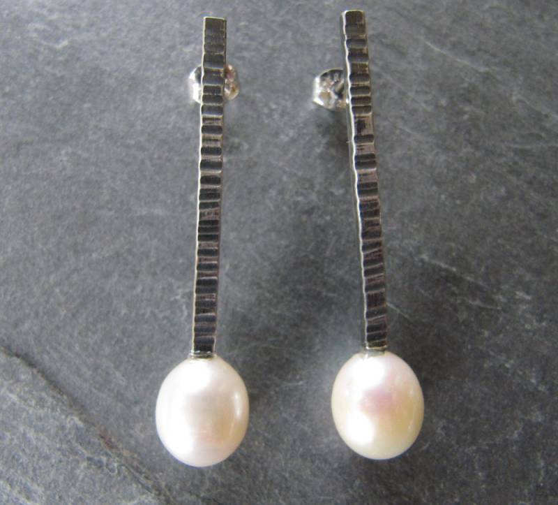 Gehämmertes Silber Mit Perlenohrringen von MoonSilverStudio