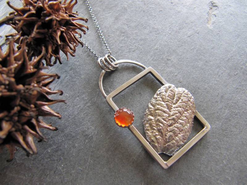 Halskette Aus Gegossenem Viburnum Blatt Und Karneol in Sterling Silber Rahmen von MoonSilverStudio