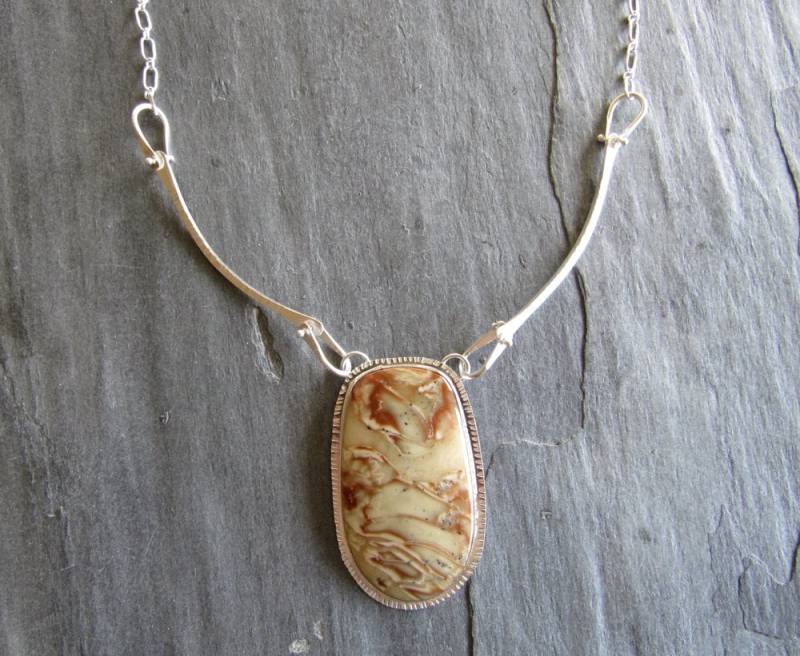 Halskette Aus Morrisonit Jaspis in Einzigartiger Silber Fassung Mit Vogel von MoonSilverStudio
